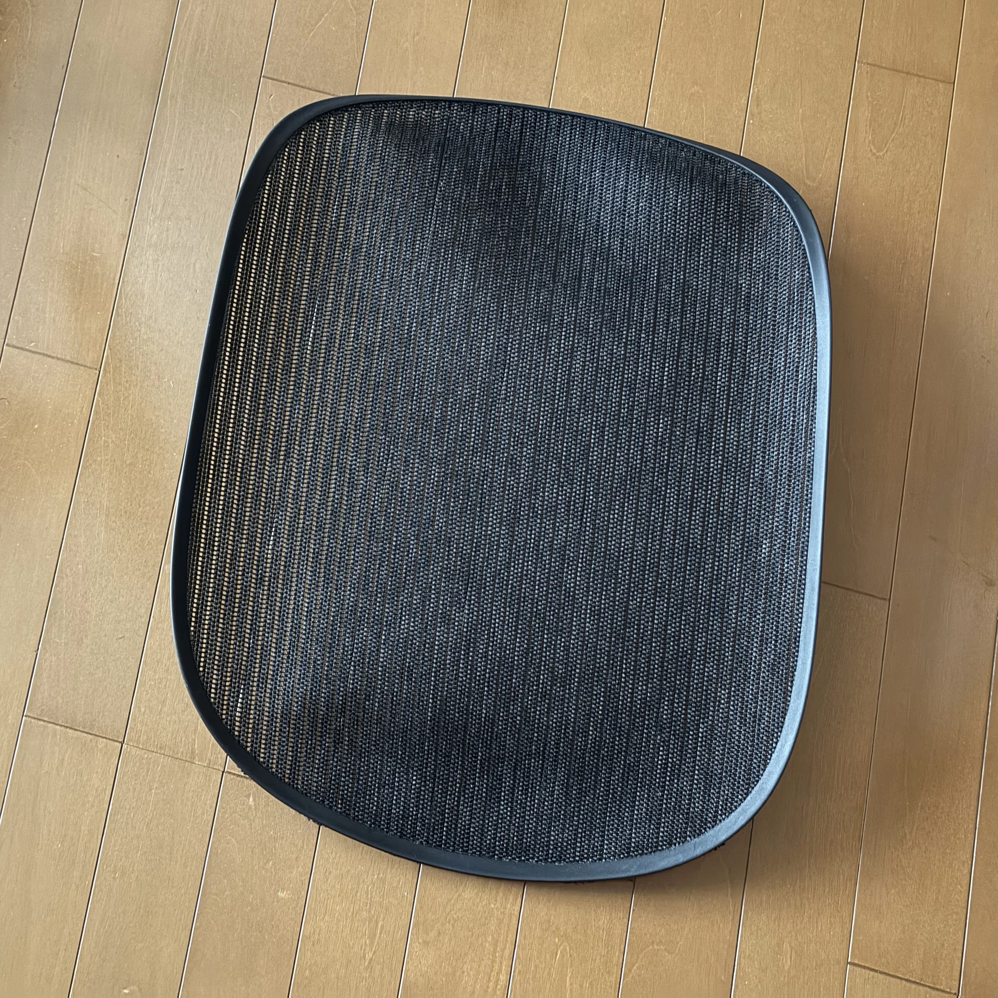 アーロンチェアの座面・背面メッシュを自力（DIY）で新品に交換して 