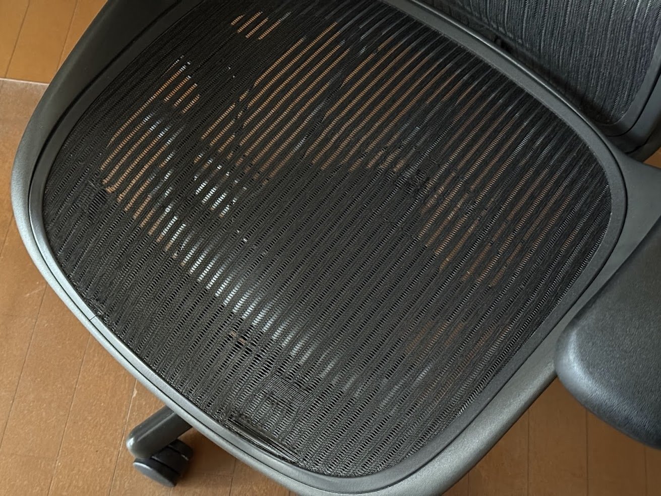 アーロンチェアの座面・背面メッシュを自力（DIY）で新品に交換して