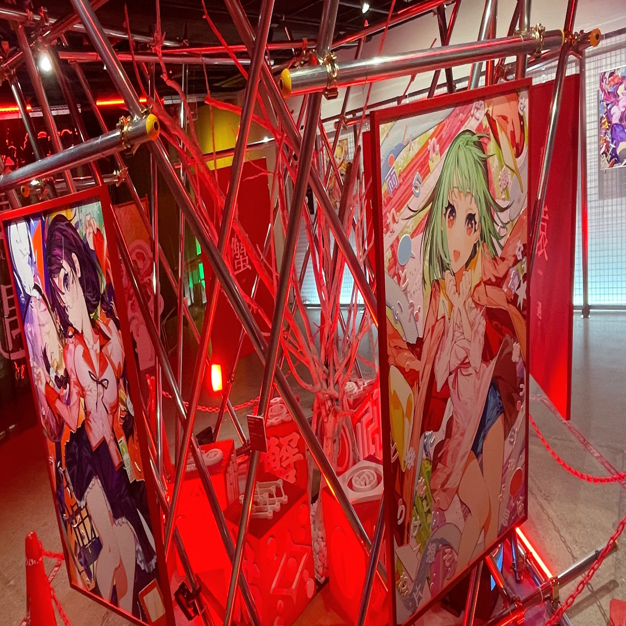 物語〉シリーズ × Mika Pikazo POP-UP『ENCOUNTER 遭遇』｜こーへー