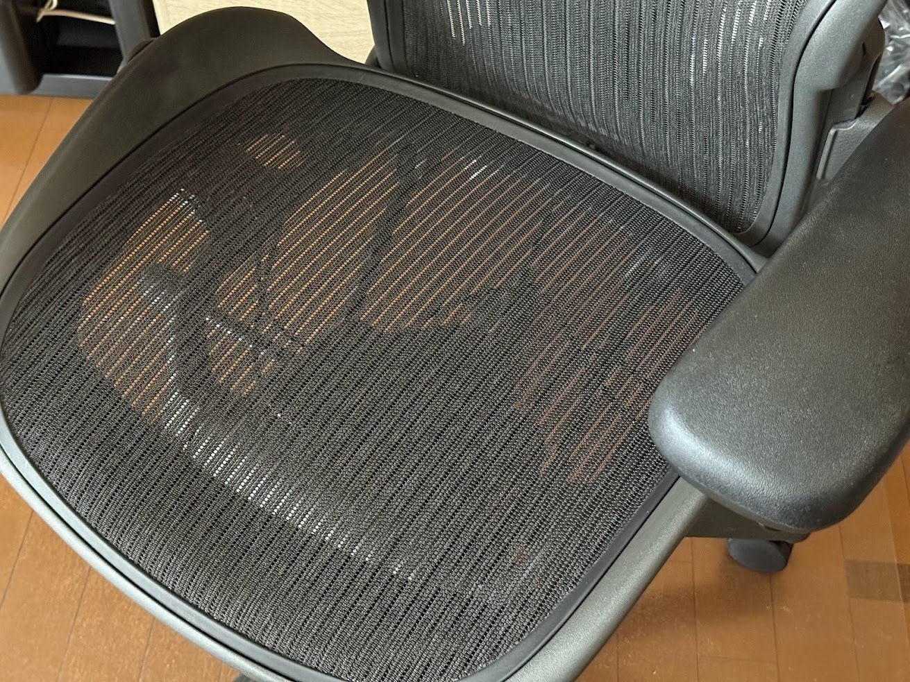 アーロンチェア 座面破れ 要修理品