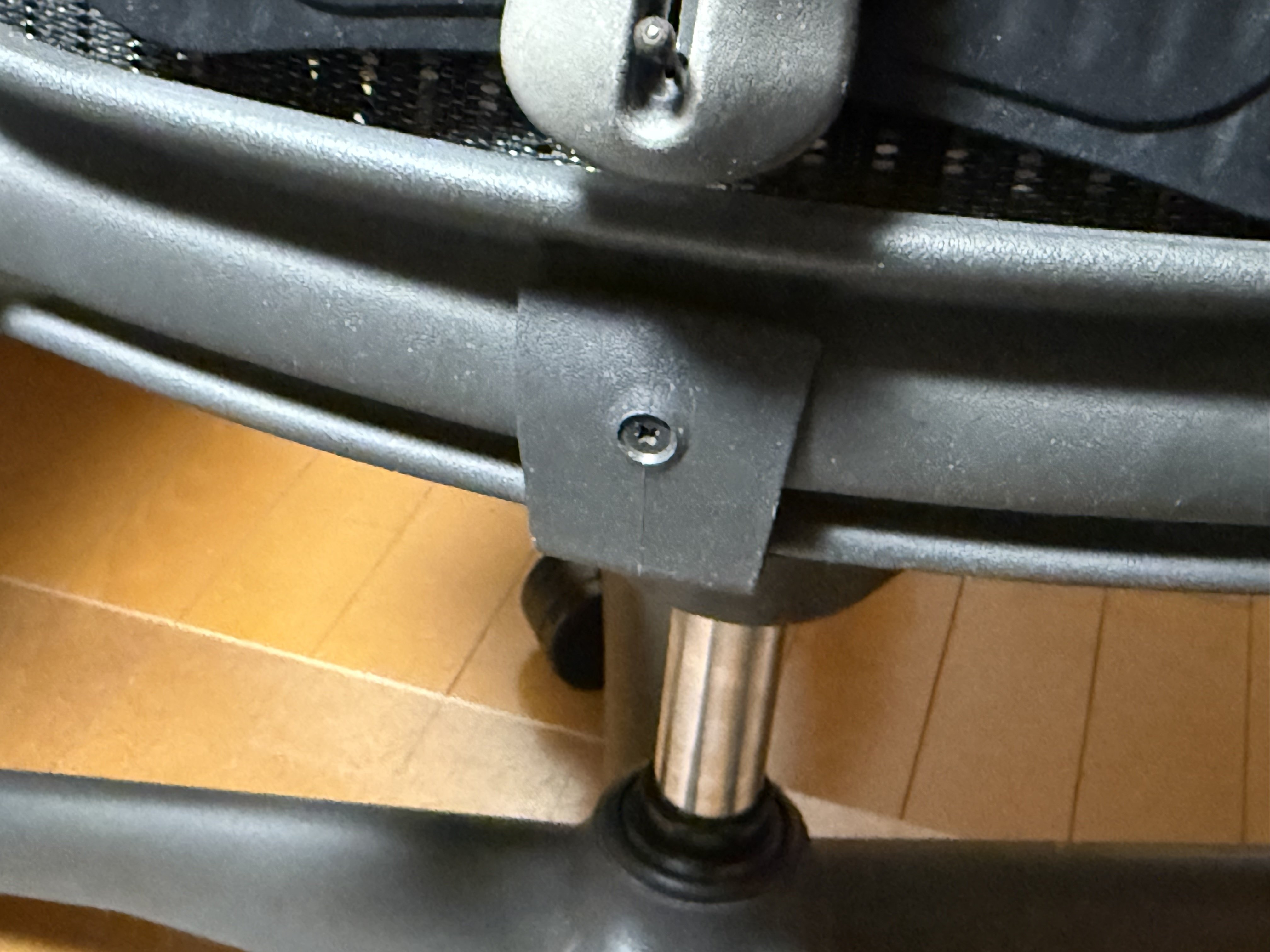 アーロンチェアの座面・背面メッシュを自力（DIY）で新品に交換して