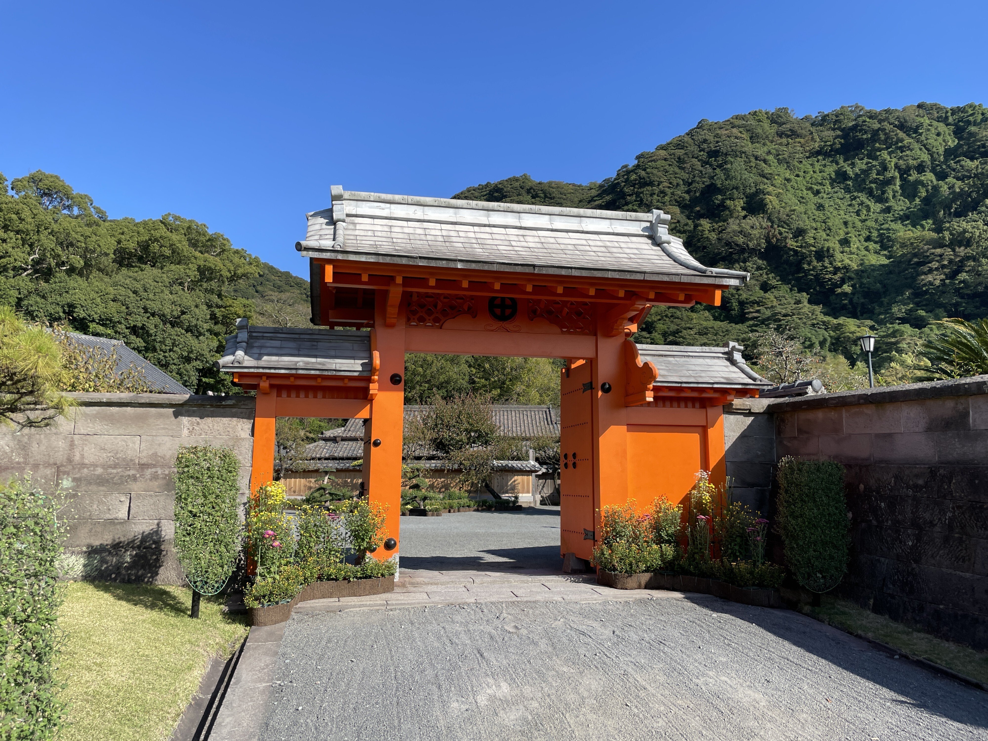 【磯庭園】陣笠 鹿児島 薩摩藩 島津氏 十字紋 プラスチック製 観光記念 守護から戦国大名そして公爵へ 仙厳園【島津家別邸：島津家のトビラ3