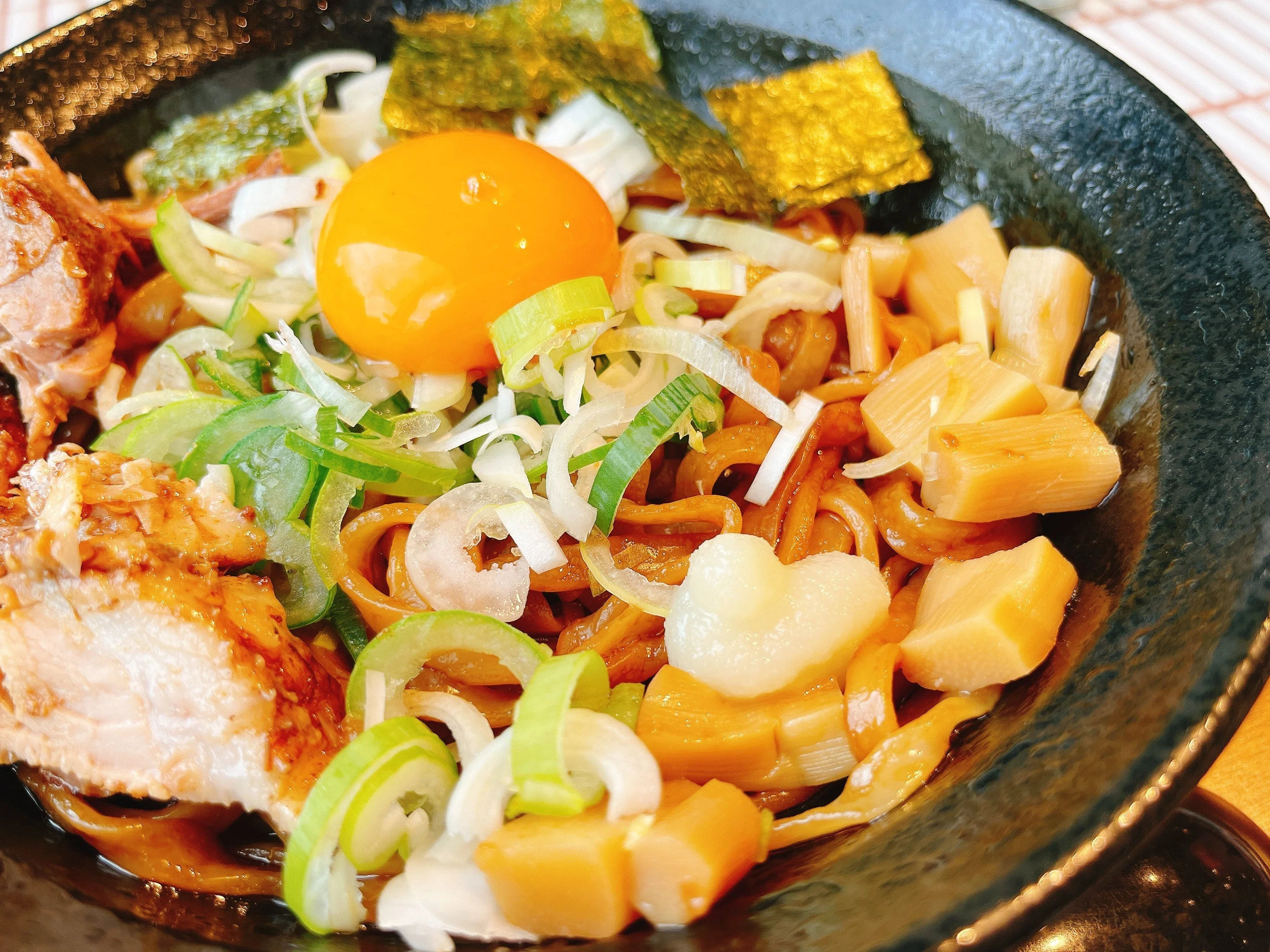 MEN in EZO SUSUKINO: まさに至高！にんにくのパンチがきいた、極太麺
