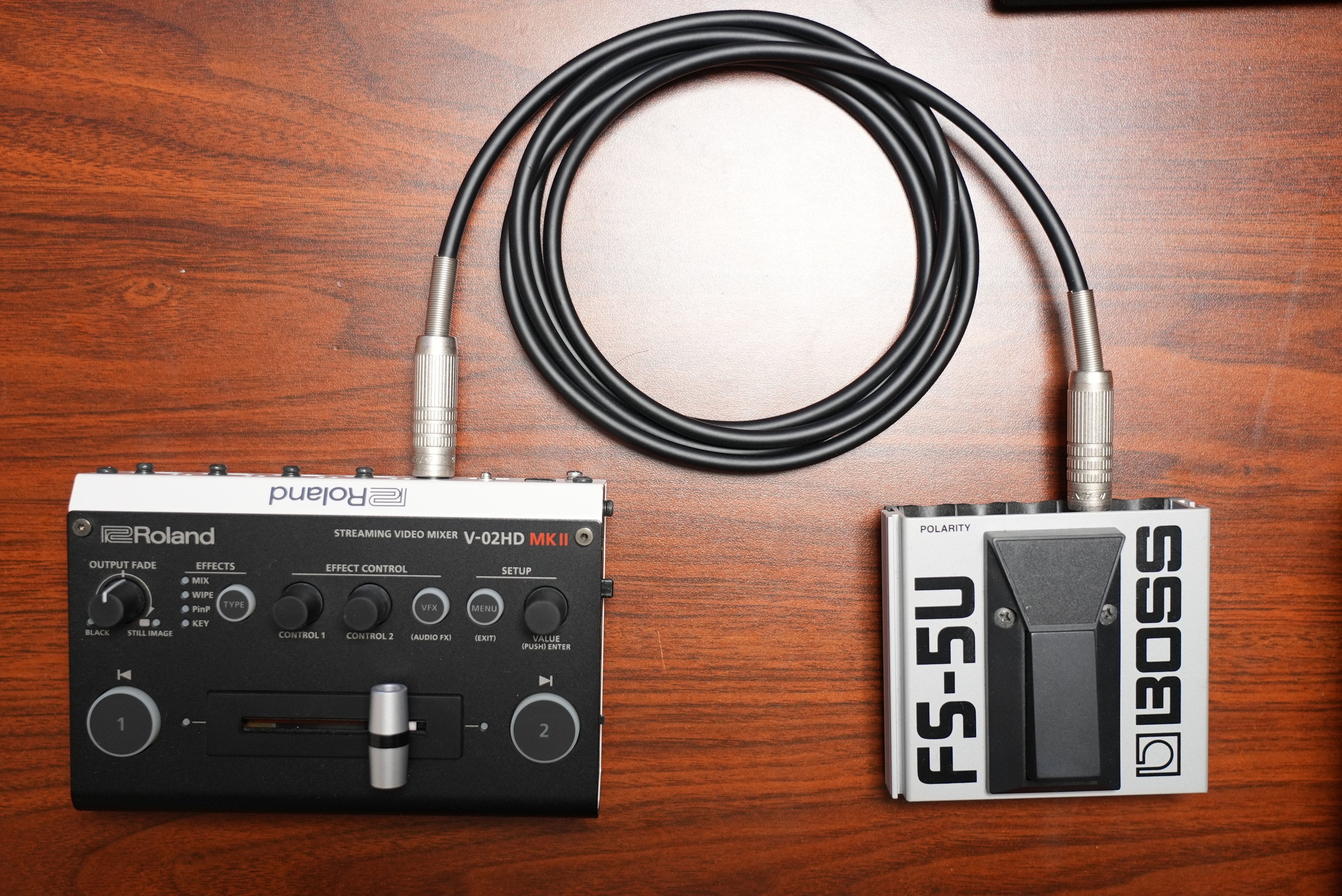 Roland V-02HD ＋BOSS FS-6(フットスイッチ)