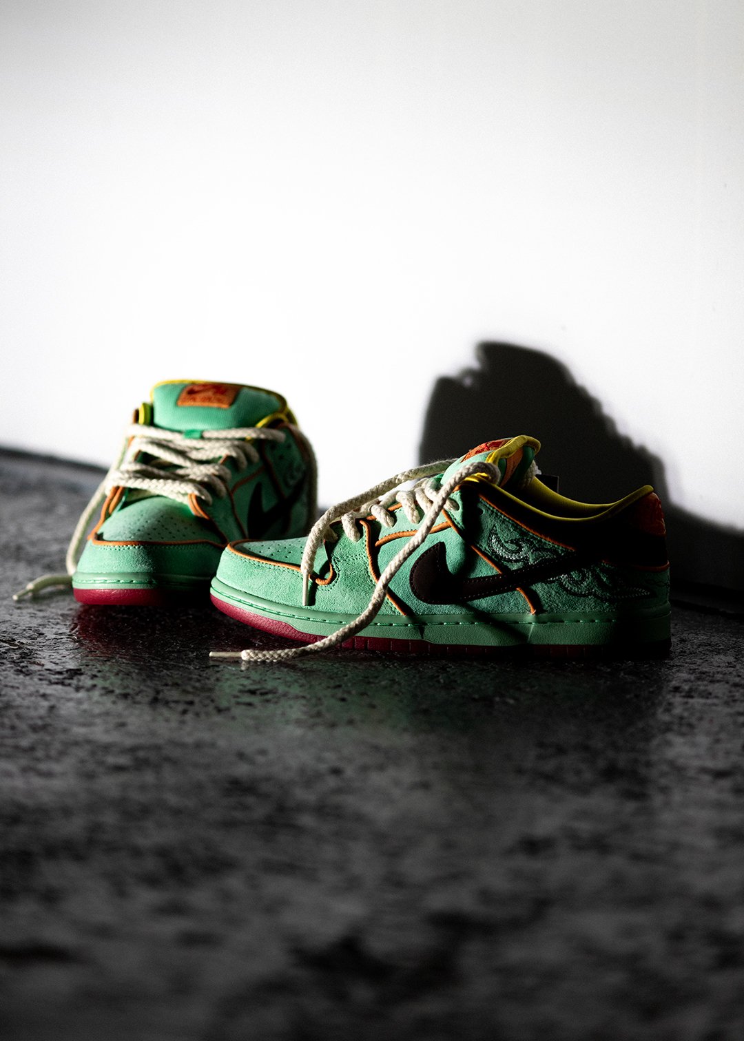 NIKE SBのロデオDUNK、街の隅っこでスケートボードを叫ぶ。｜HIGHFIVE