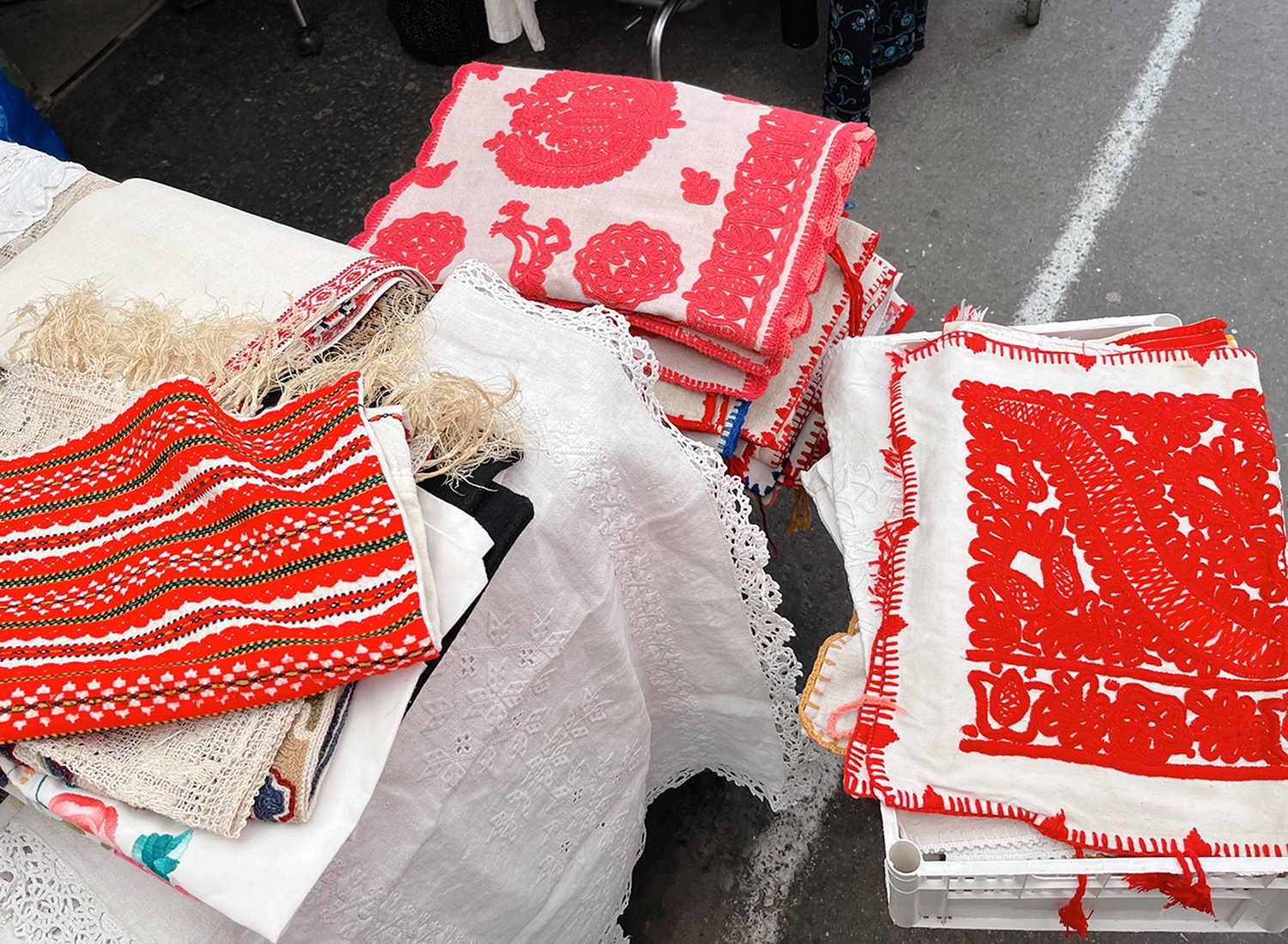 ハンガリー蚤の市　アンティーク刺繍　ドイリー ビンテージのマチョー刺繍のドイリー : Der Liebling ～蚤の市フリーク