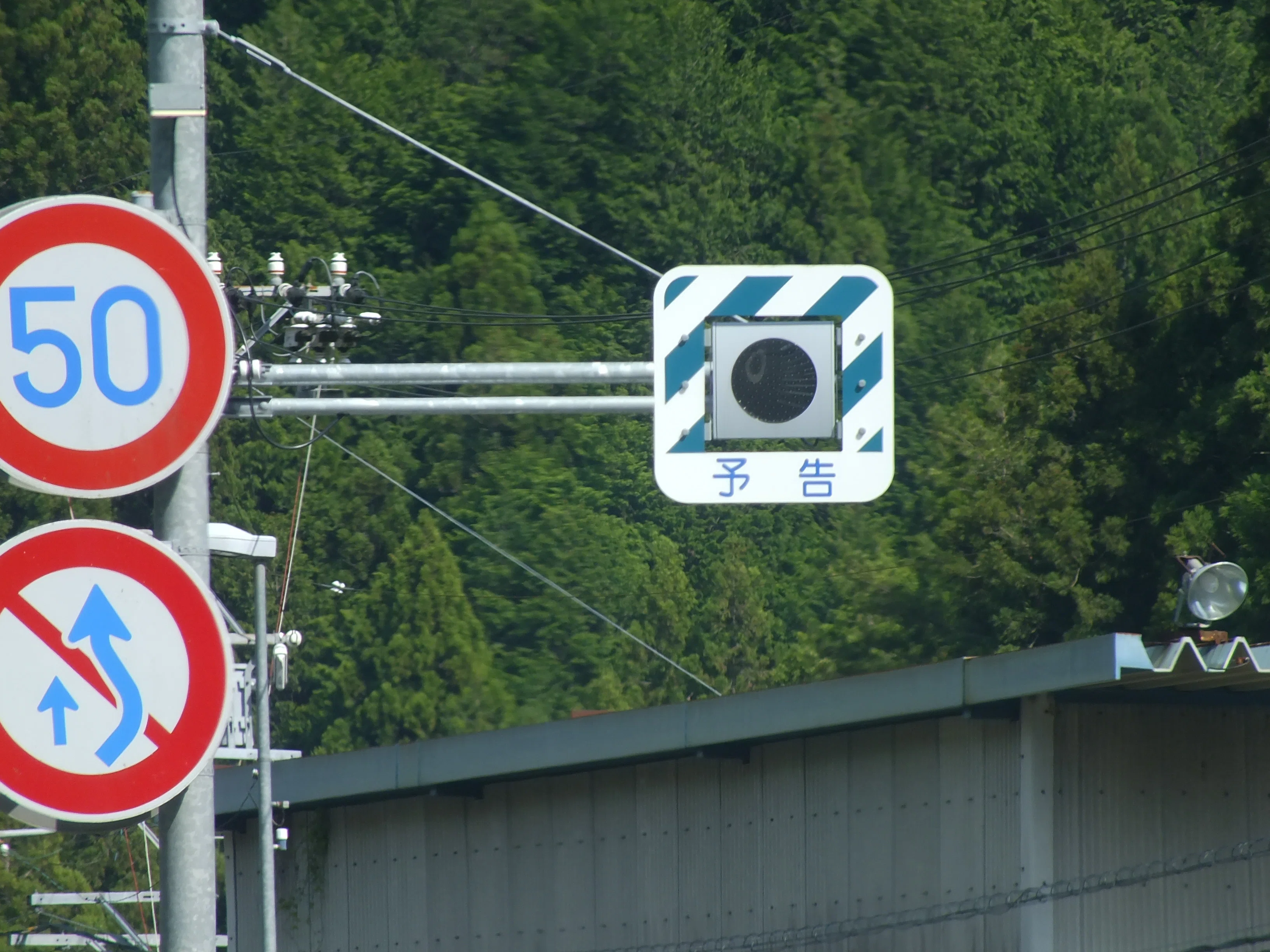 下呂-44】下呂市金山町金山「井尻」にある信号電材低コスト250㎜黄1灯