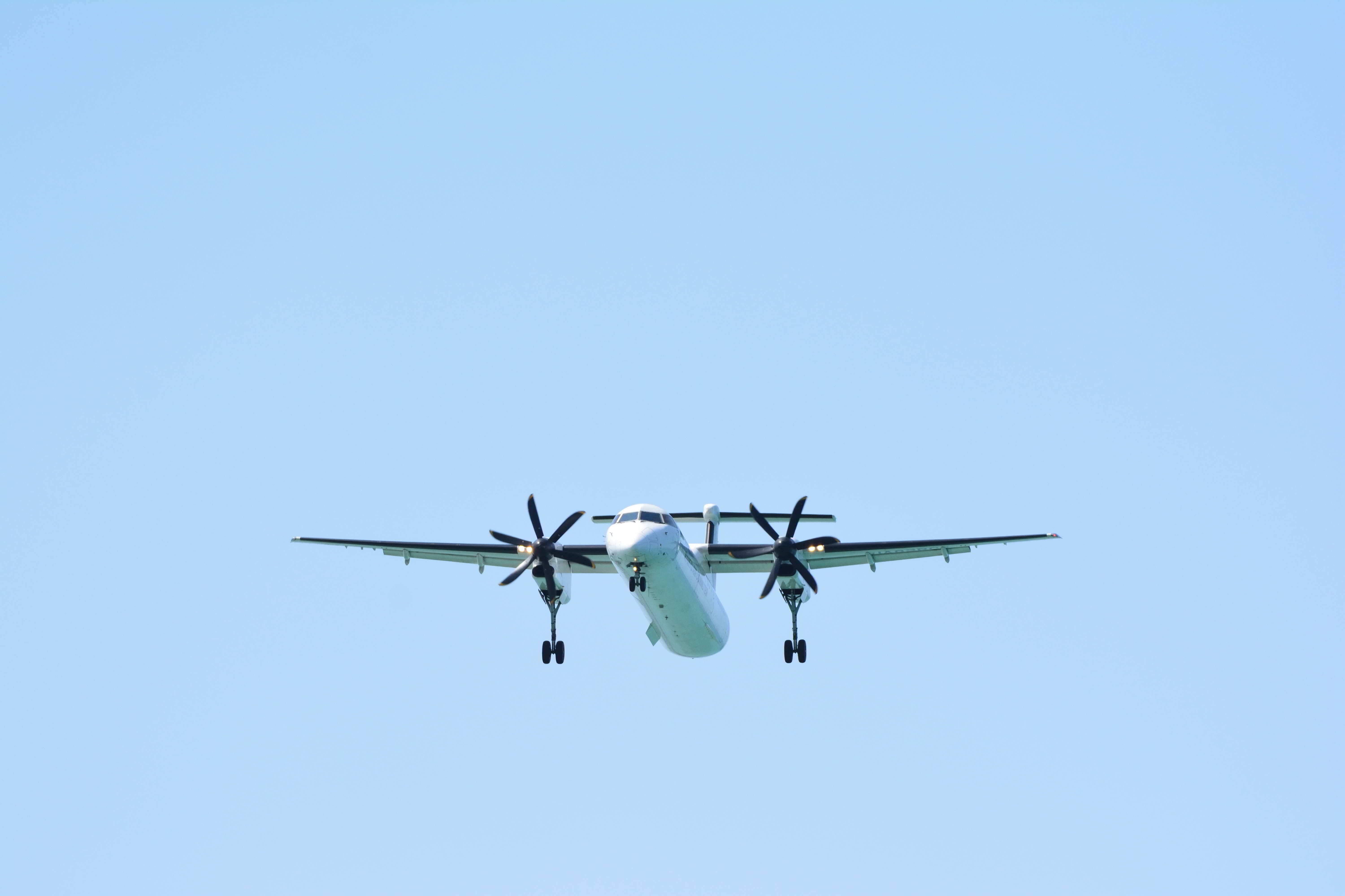 プロペラ機（DHC-8-400）の魅力｜Heira.K