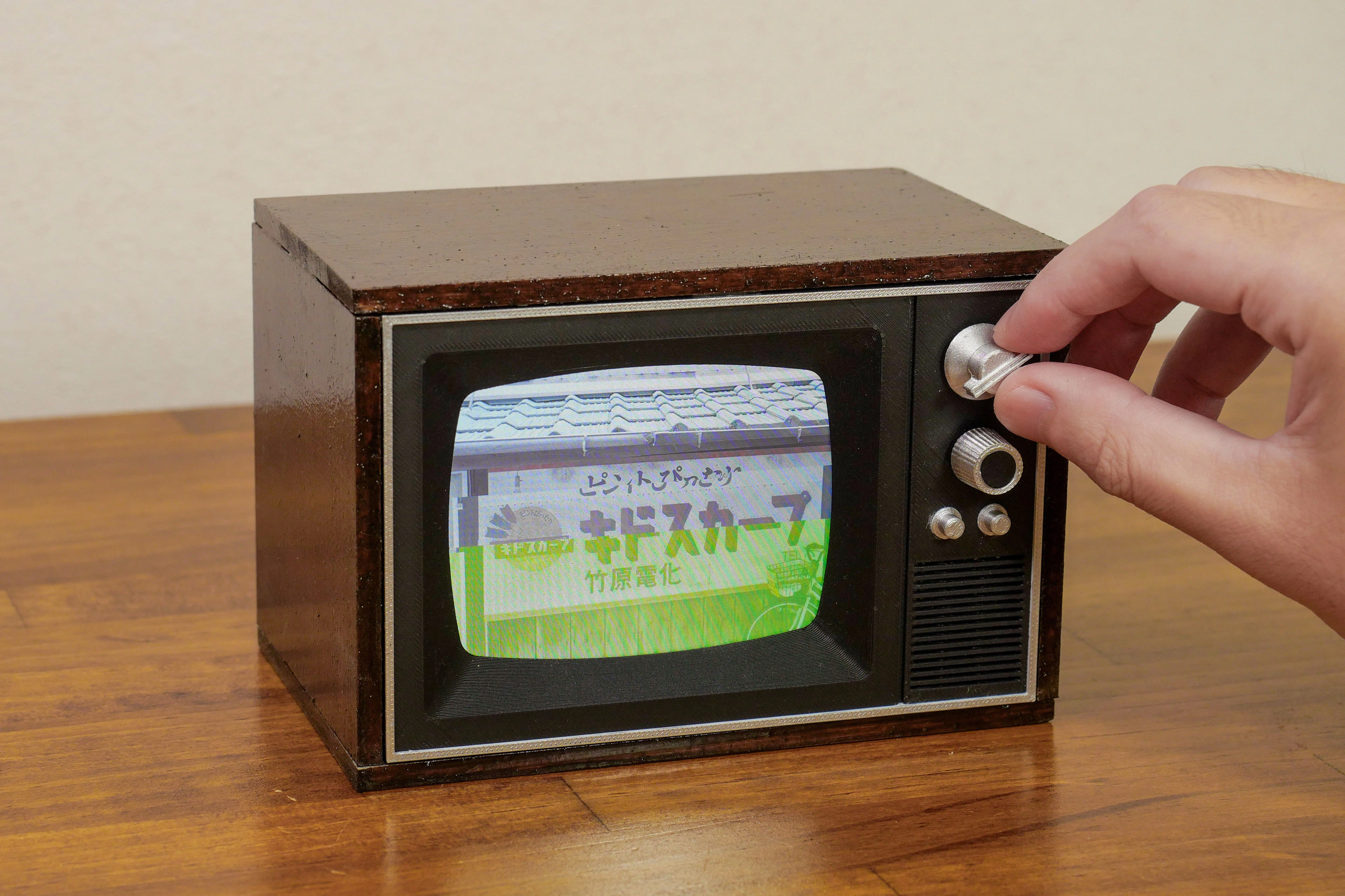 ノイズが出れば叩いて直す！ レトロテレビ風のデジタルフォトフレーム