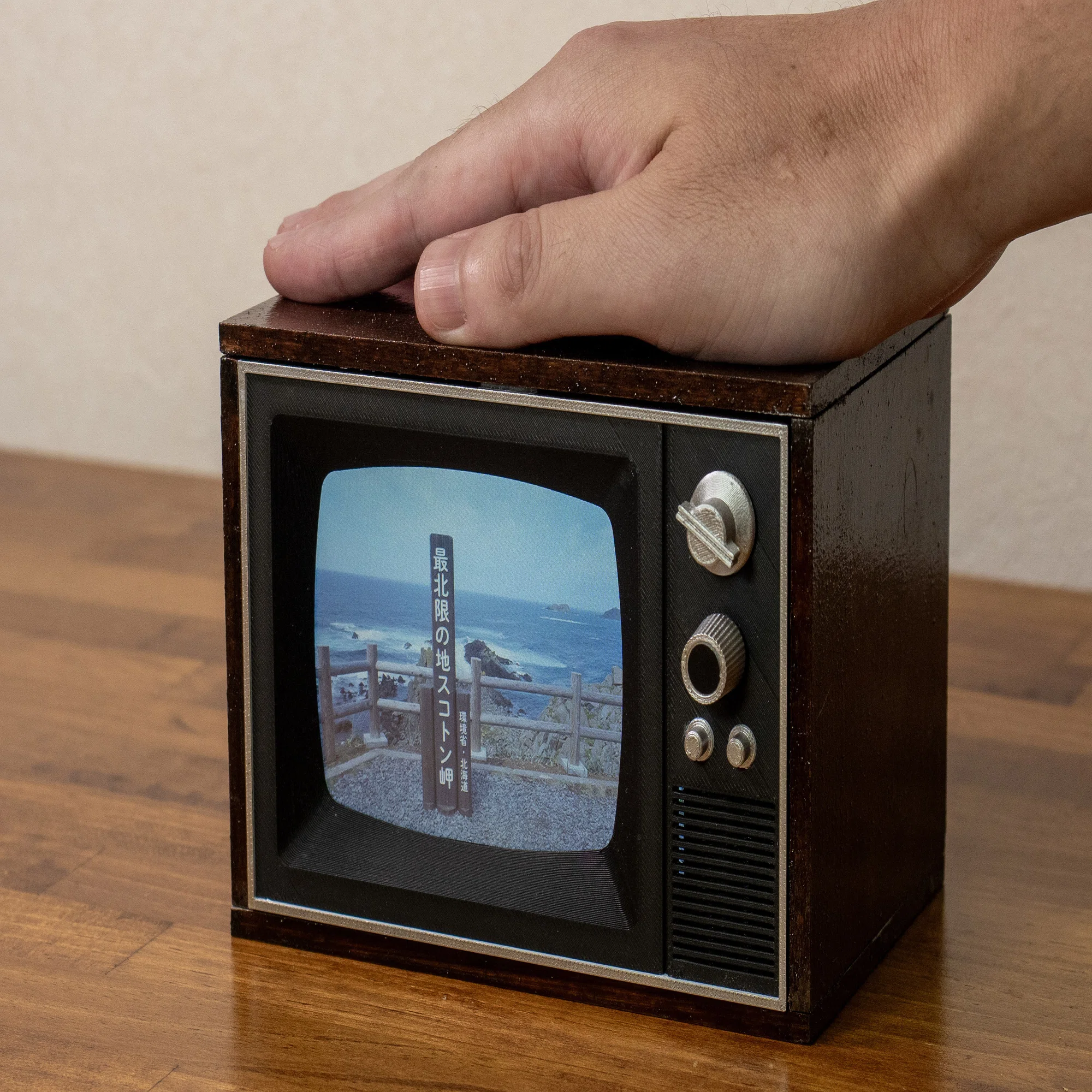 ノイズが出れば叩いて直す！ レトロテレビ風のデジタルフォトフレーム 
