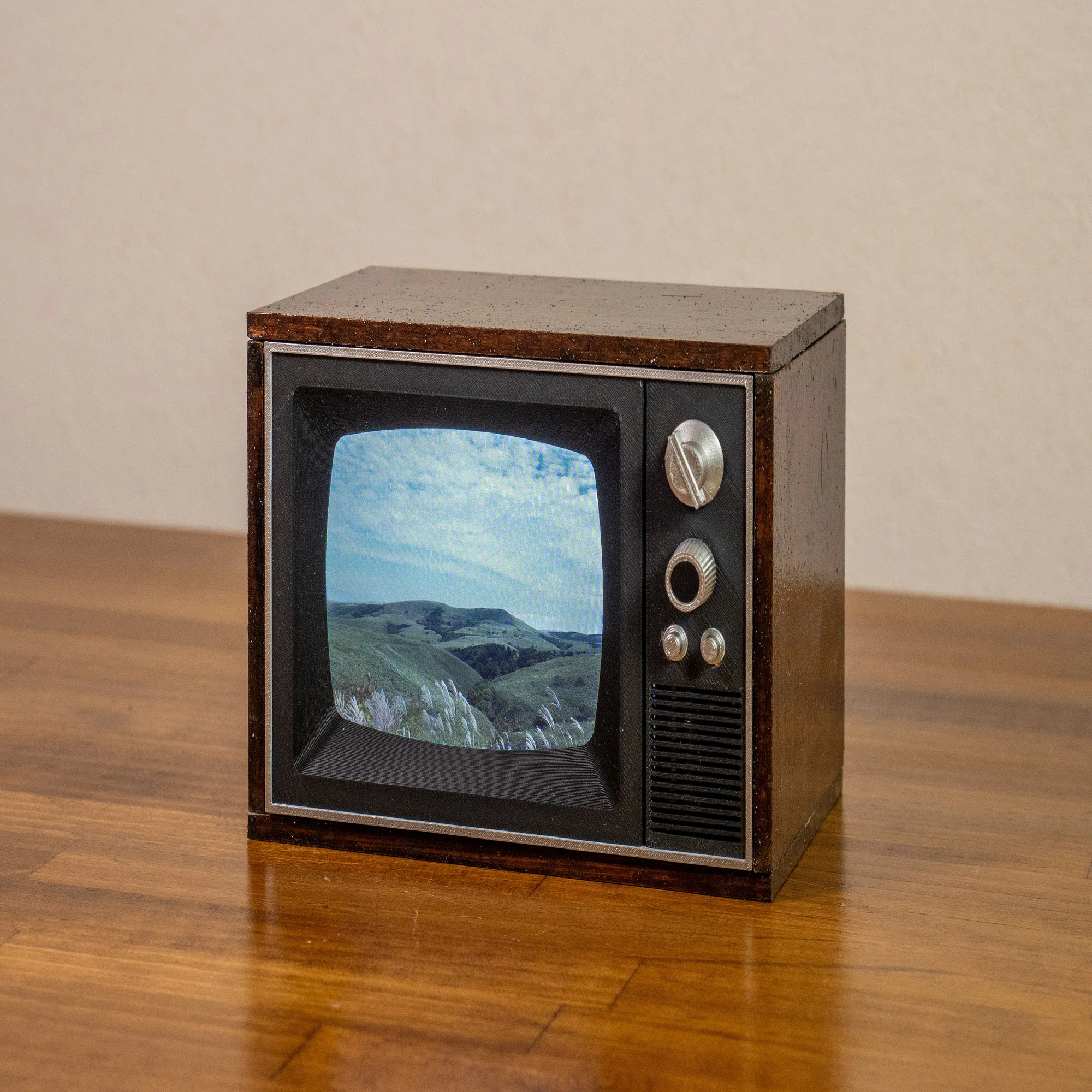 ノイズが出れば叩いて直す！ レトロテレビ風のデジタルフォトフレーム 