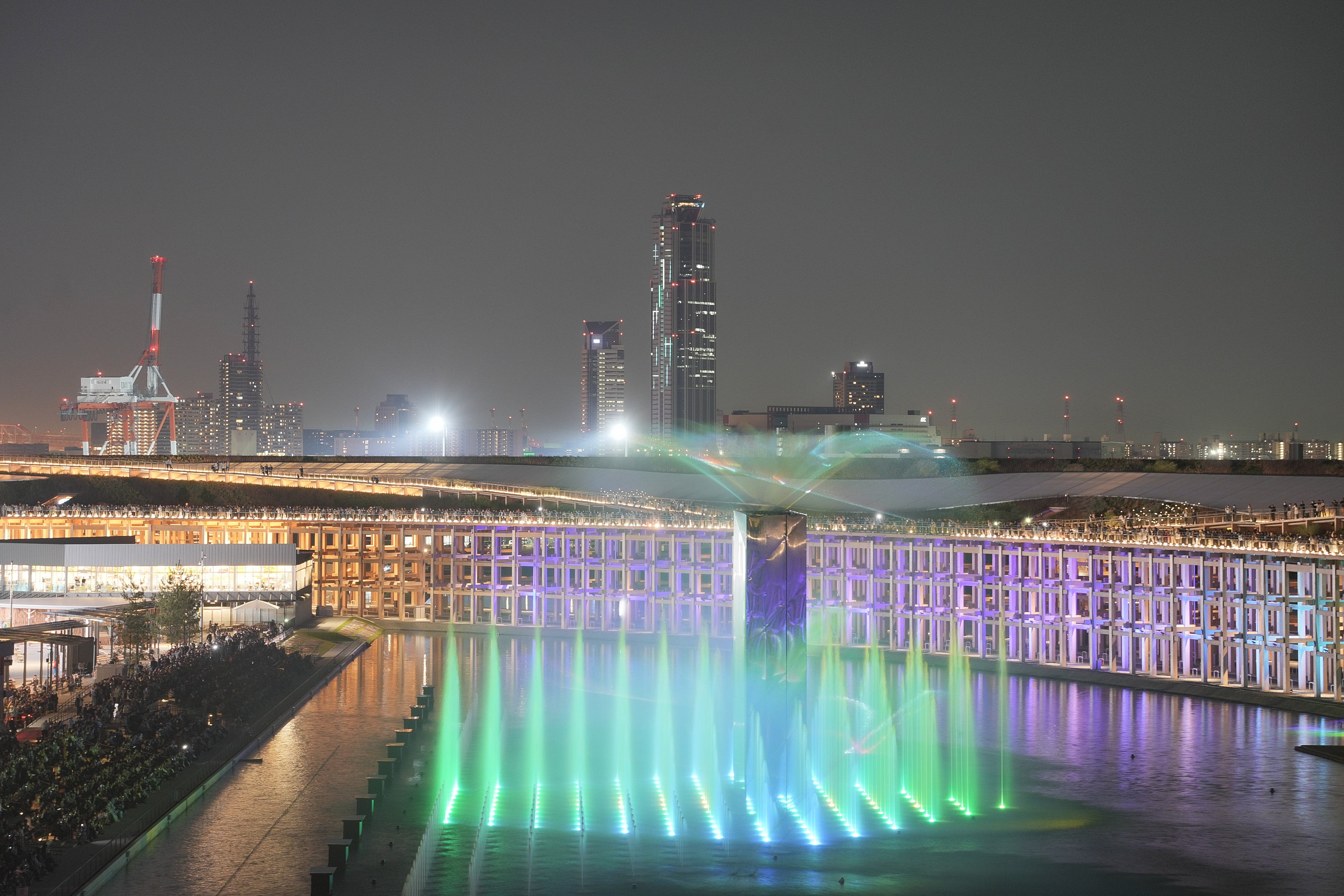 大阪・関西万博の大屋根リングの夜景【今となっては貴重な開幕直後の