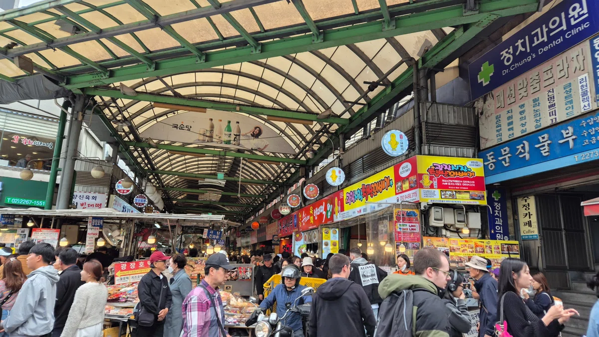 🇰🇷ソウル・広蔵市場(クァンジャンシジャン)で食べ歩き!キムパプ・トッポッキ・ユッケ…そして便利な両替機まで!💱 |ガイドLEE