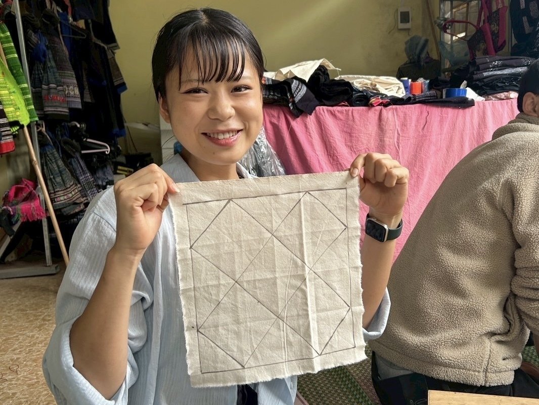 モン族の伝統文化体験『ろうけつ染め』やってみた！｜yuka