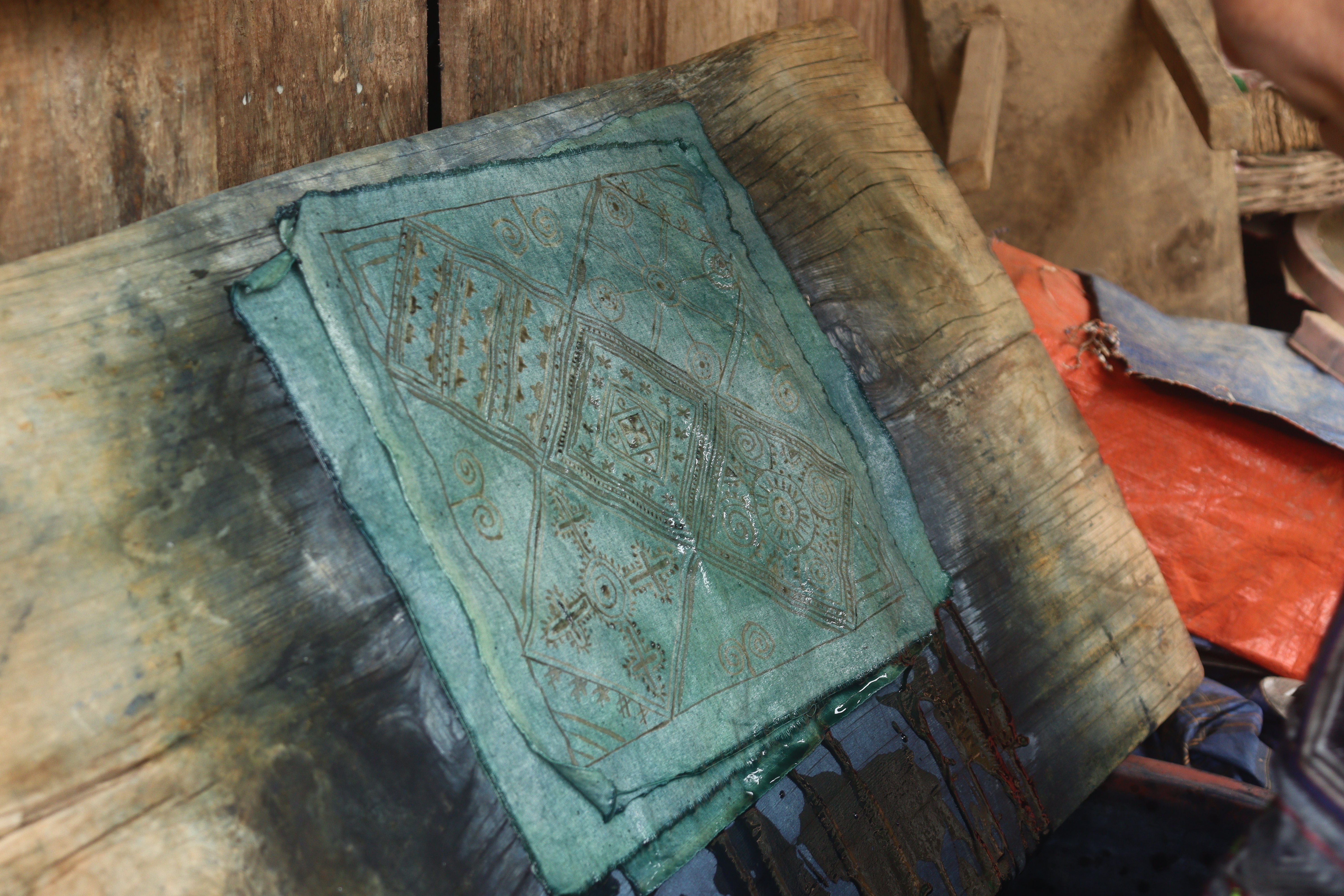 モン族の伝統文化体験『ろうけつ染め』やってみた！｜yuka