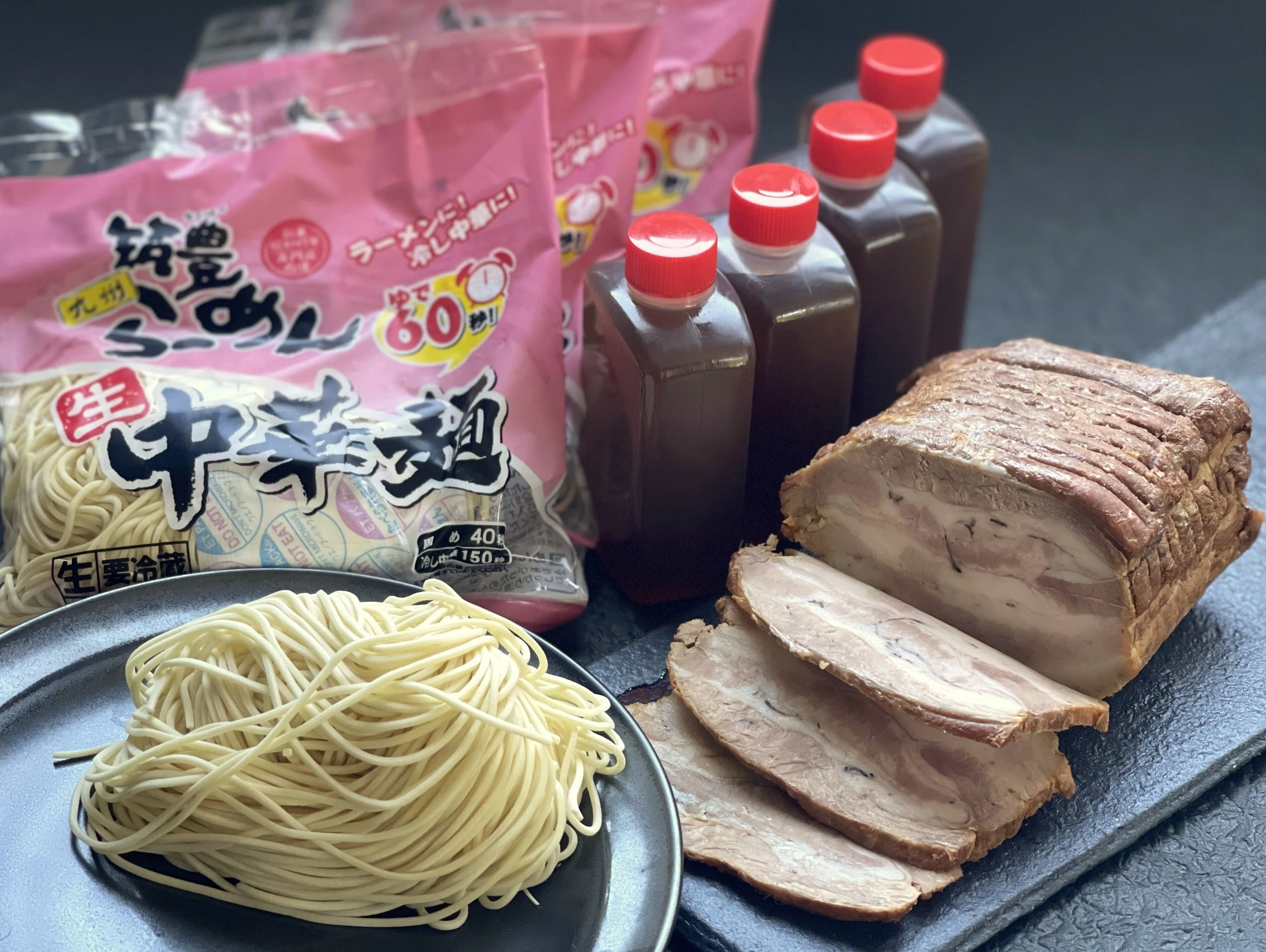 夏季限定！＞特製黒酢ダレに梅香るザーサイのせた「冷やし中華」とネギ