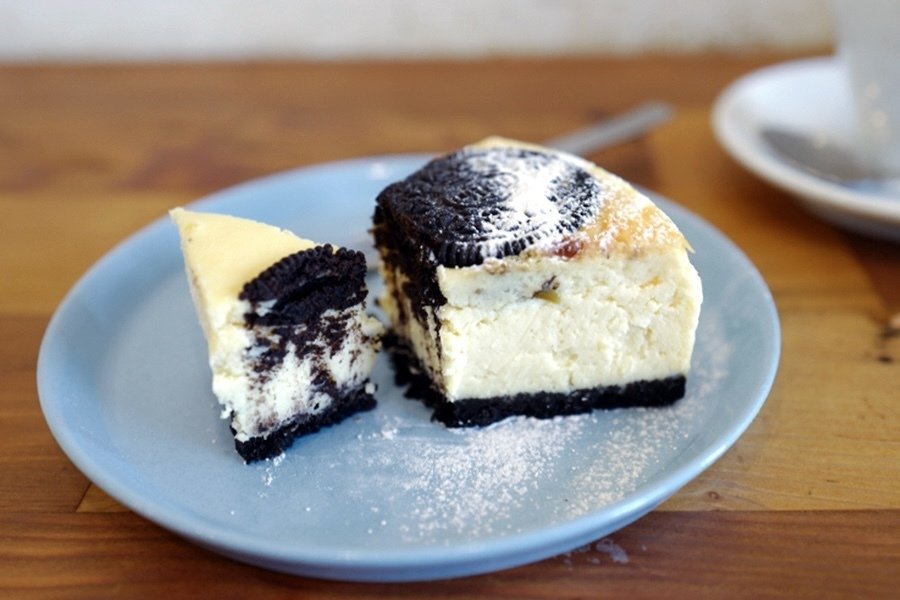 チーズケーキにマキアートの泡｜サカキシンイチロウ