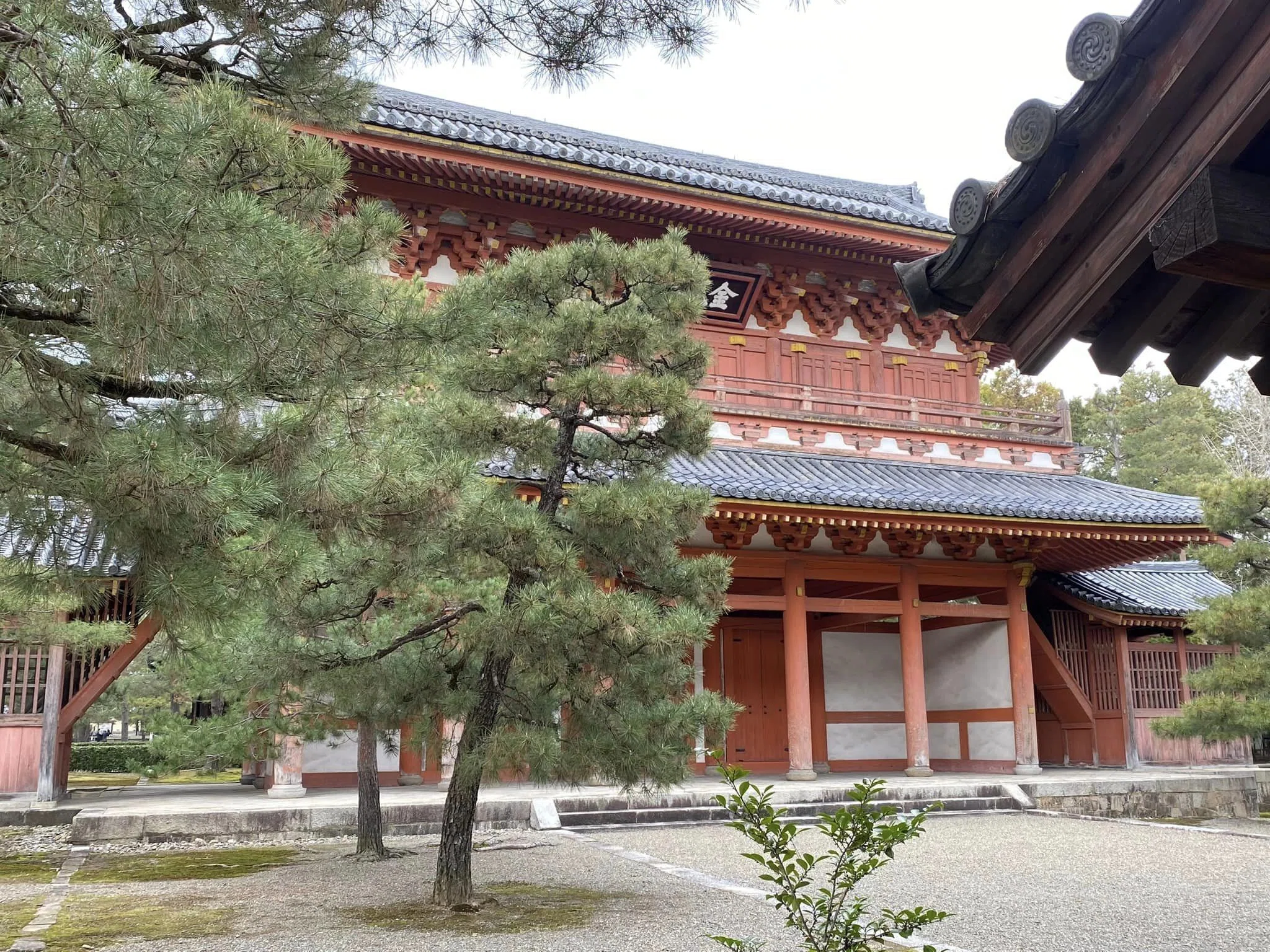 般若面や恵比寿様、鍾馗さんや鬼瓦なども見つかる大徳寺の瓦土塀♪｜雅