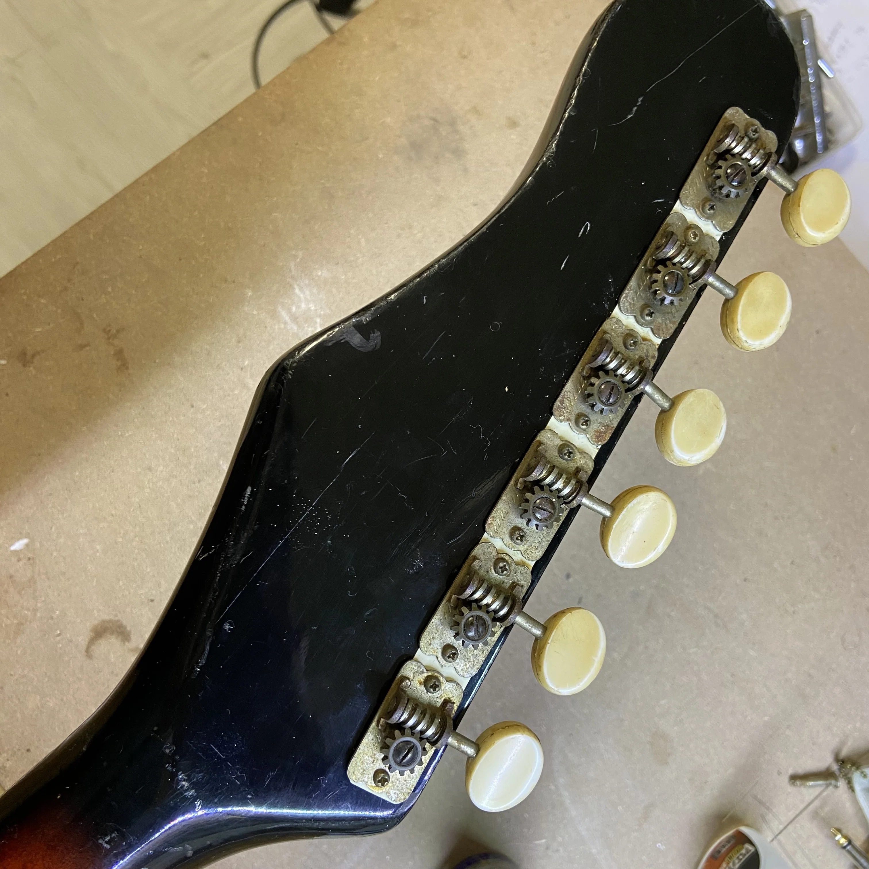 ビザールギターの修理とオリジナルパーツ｜Bridge Guitars