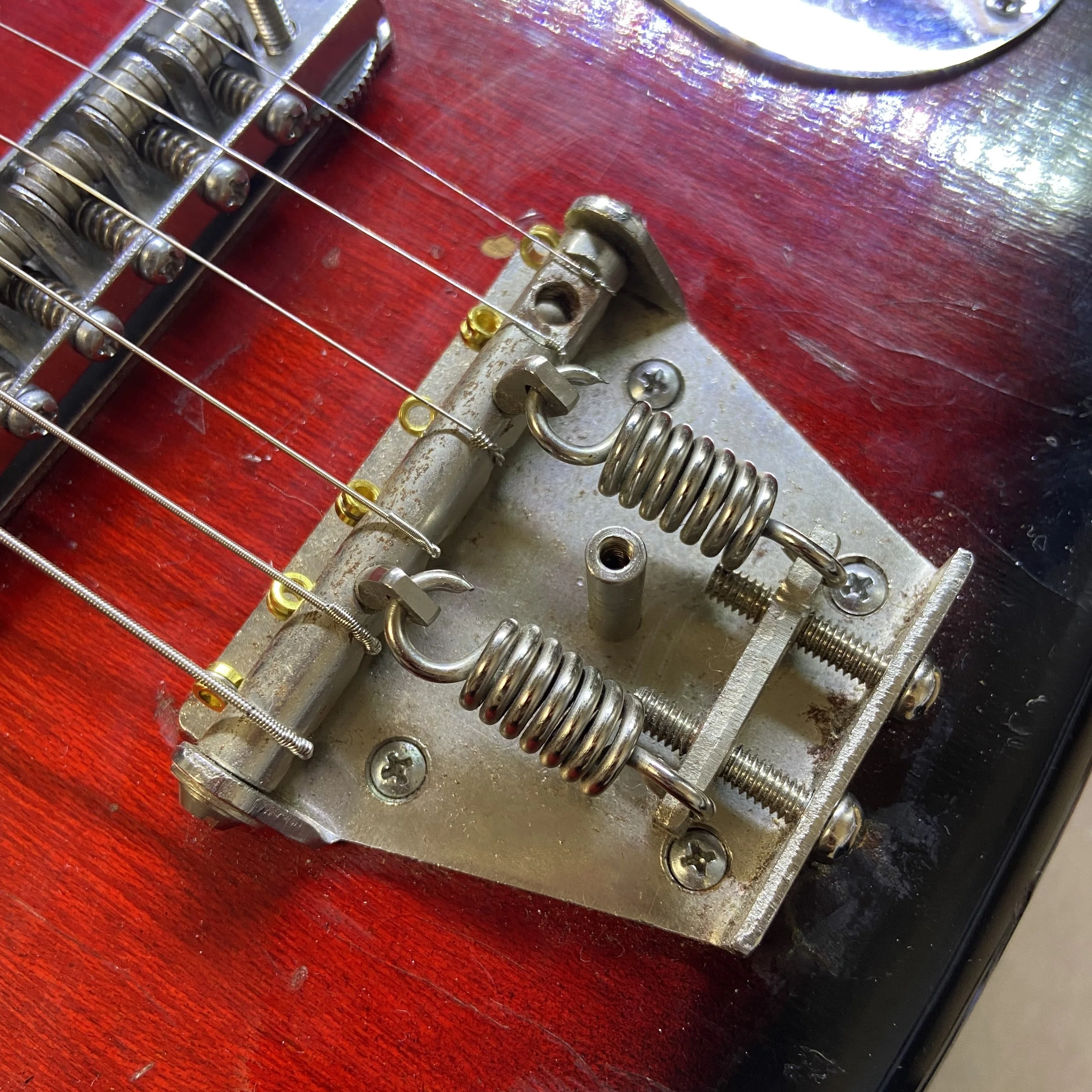 ビザールギターの修理とオリジナルパーツ｜Bridge Guitars