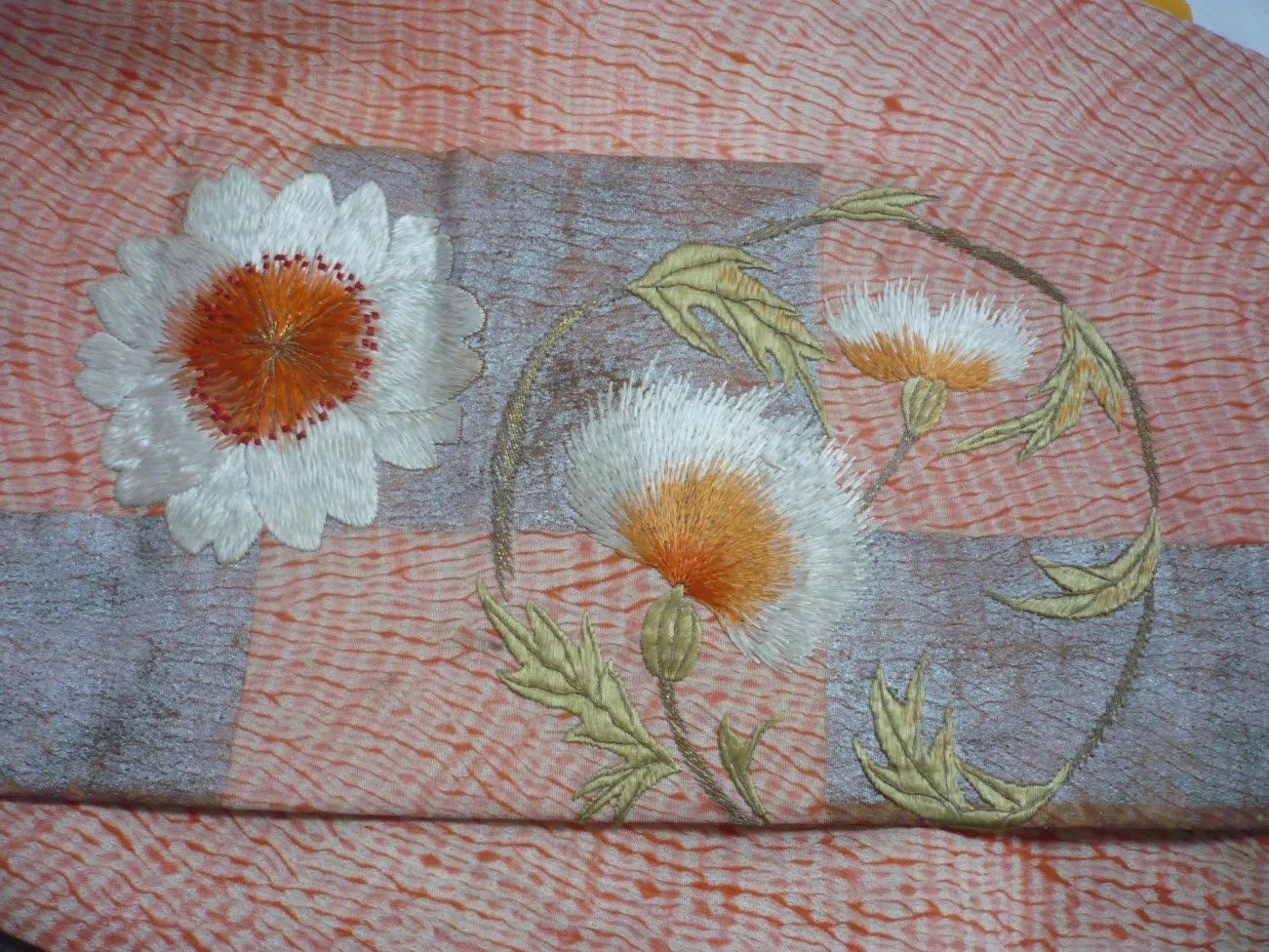 鑑賞しよう！（その1）薊に牡丹文様絞りに刺繍帯・技法解説｜昭和