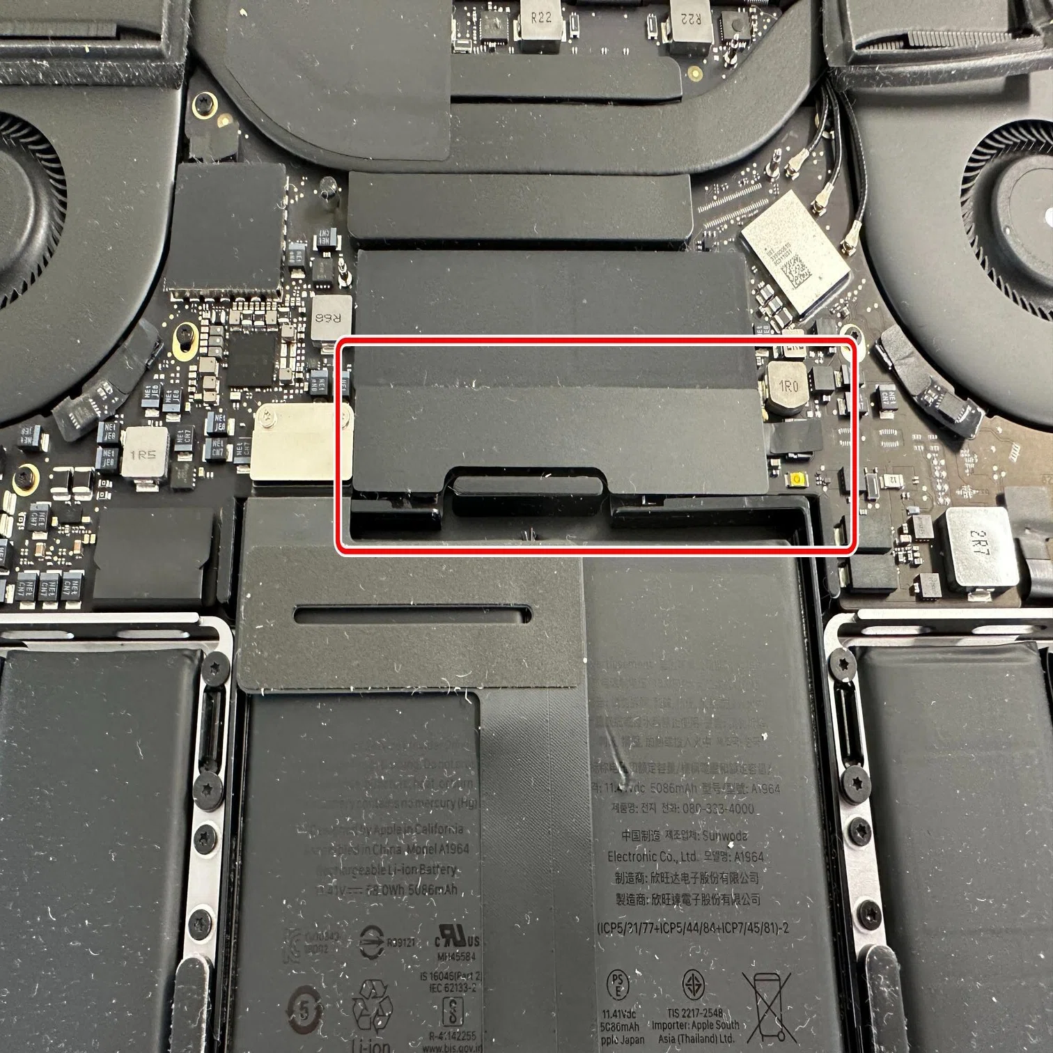 MacbookPro 13inch 2020(A2251)の画面交換も対応可能！縦線や横線など 