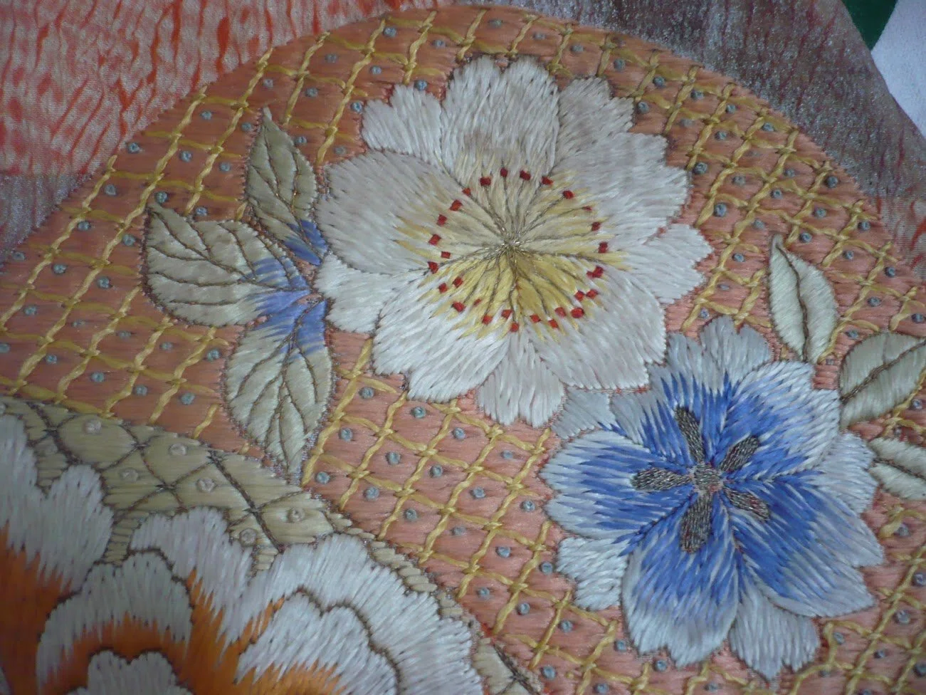 帯❣️牡丹の花のポイント柄　部分刺繍　美品 鑑賞しよう！（その1）薊に牡丹文様絞りに刺繍帯・技法解説｜昭和