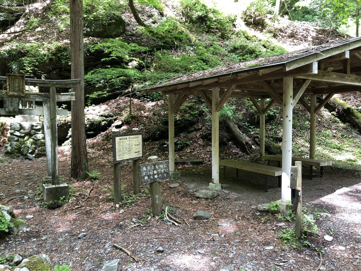 清浄の滝すぐそばにある東屋