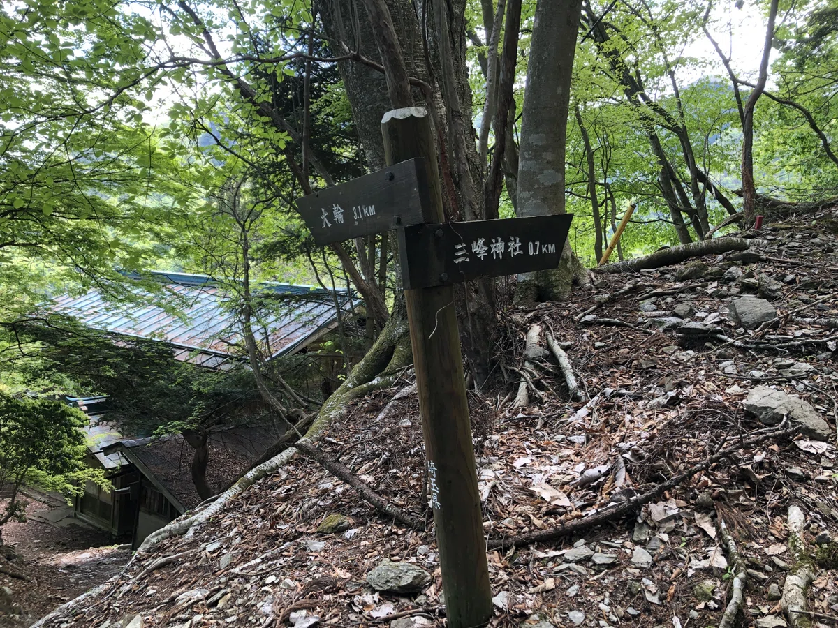 大きめの家屋の近くにある道標