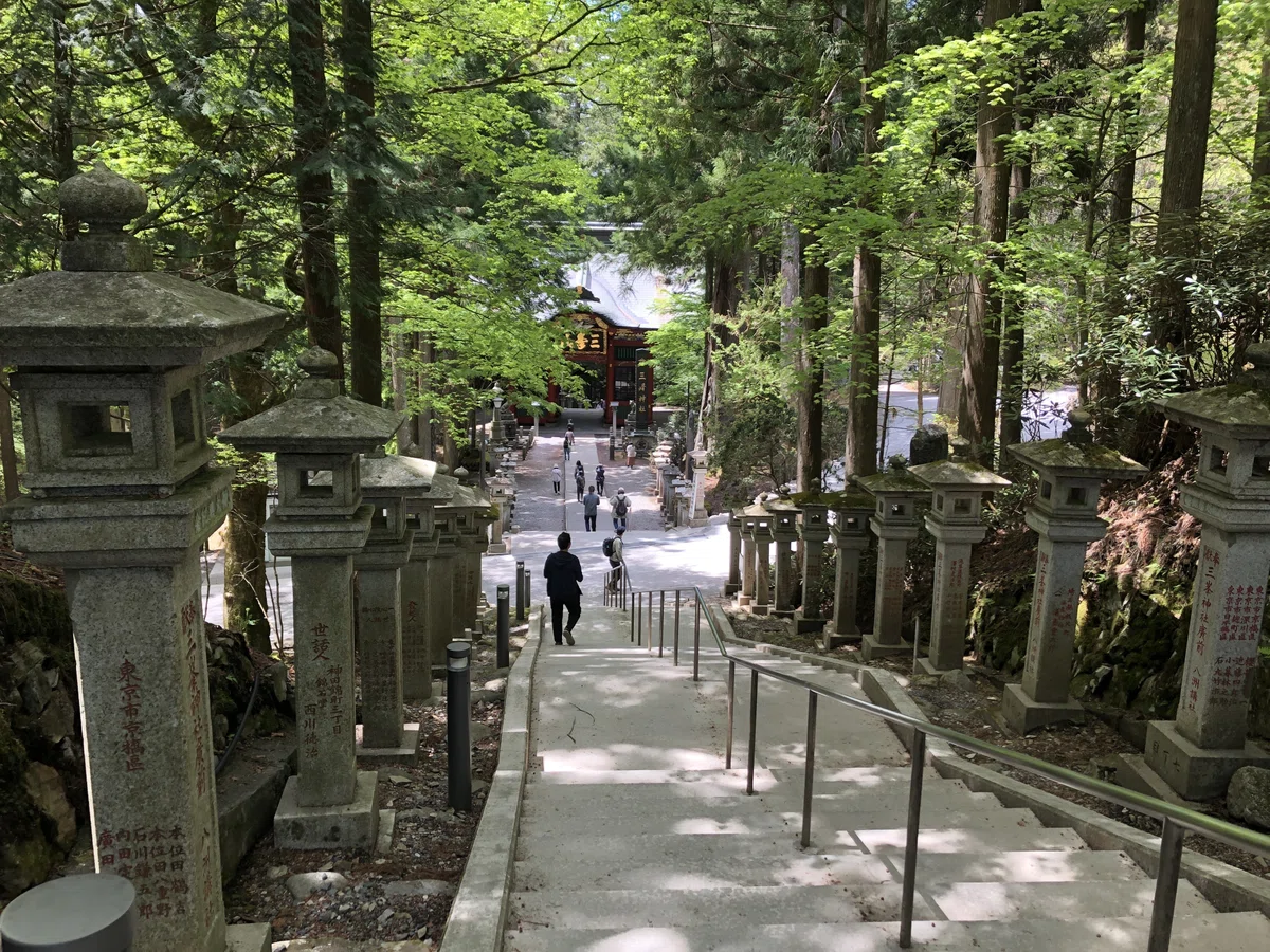 三峯神社・境内の階段からみた景色