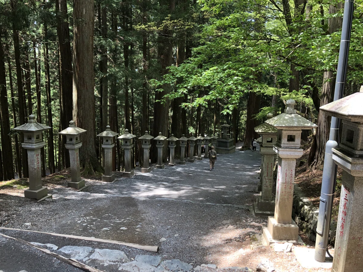 三峯神社・境内の道