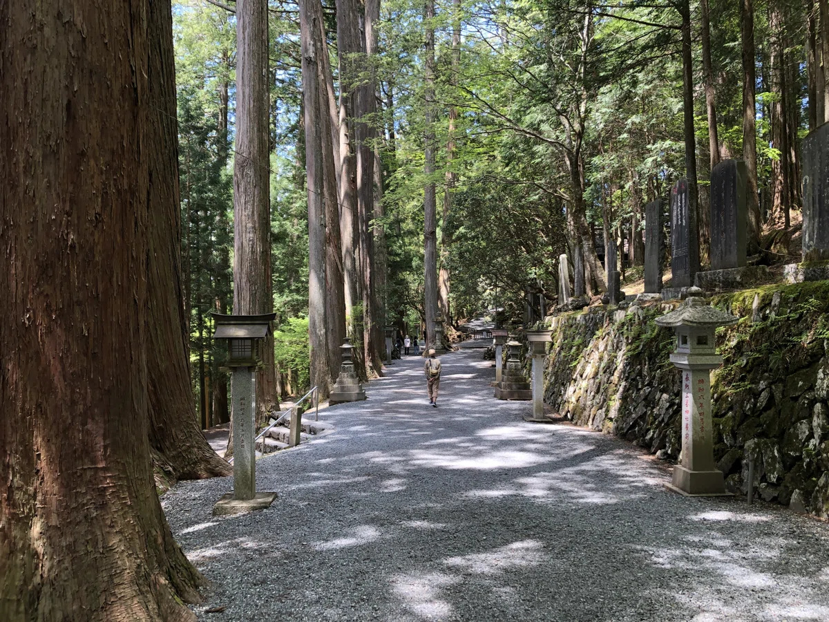 三峯神社・境内の道