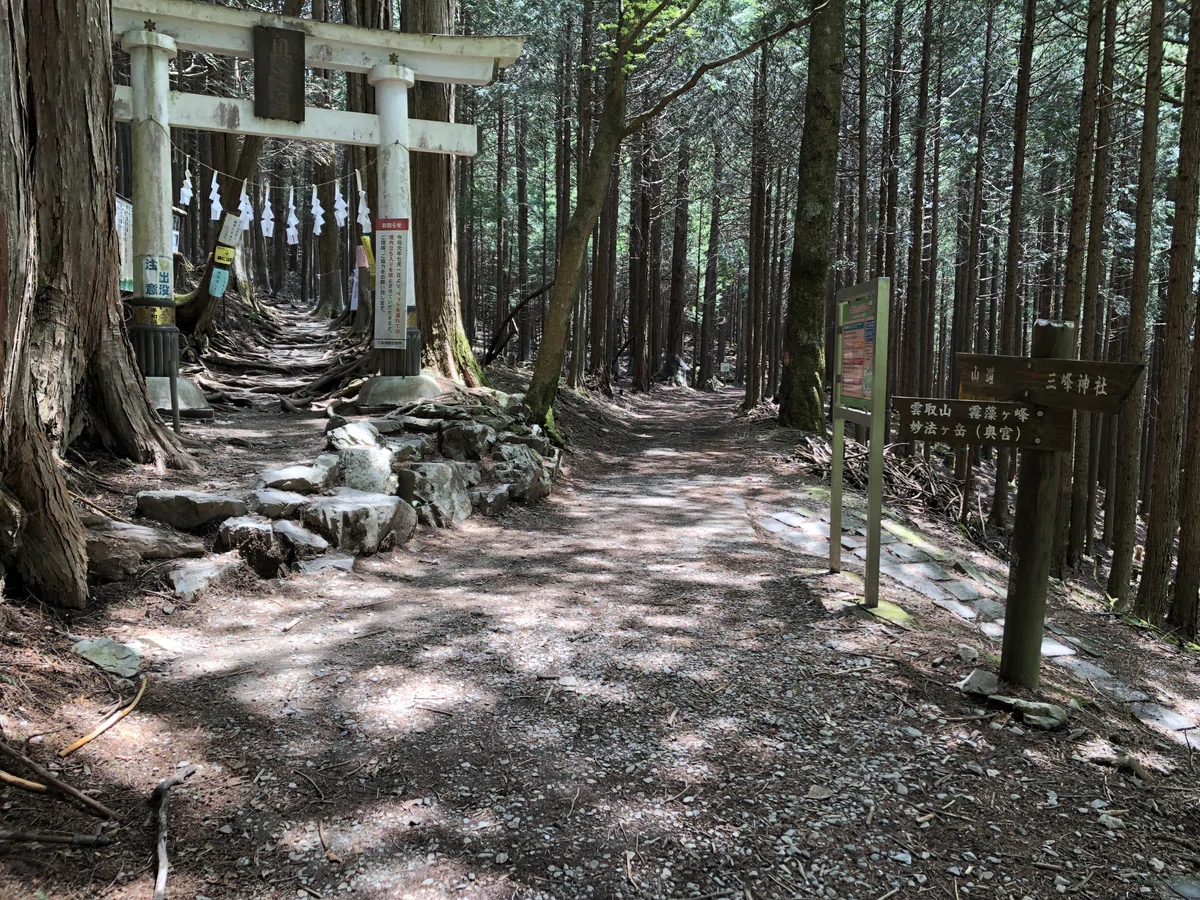 妙法ヶ岳の鳥居