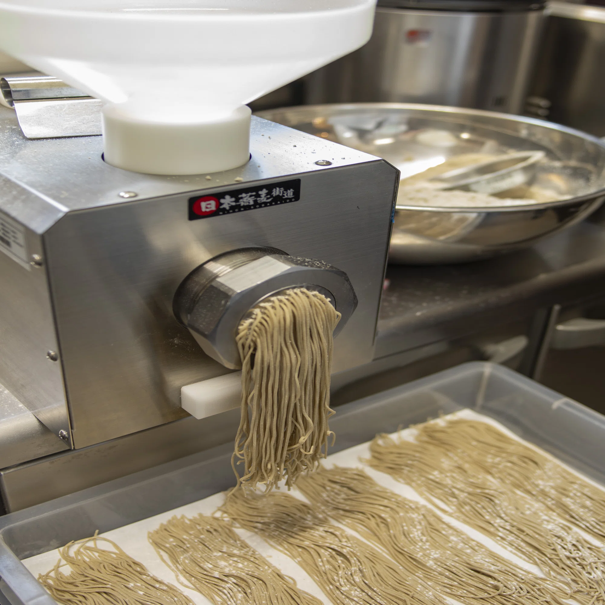 独自に製麺機を開発し十割そばを食べ放題！山の中腹で連日4回転「一匠 