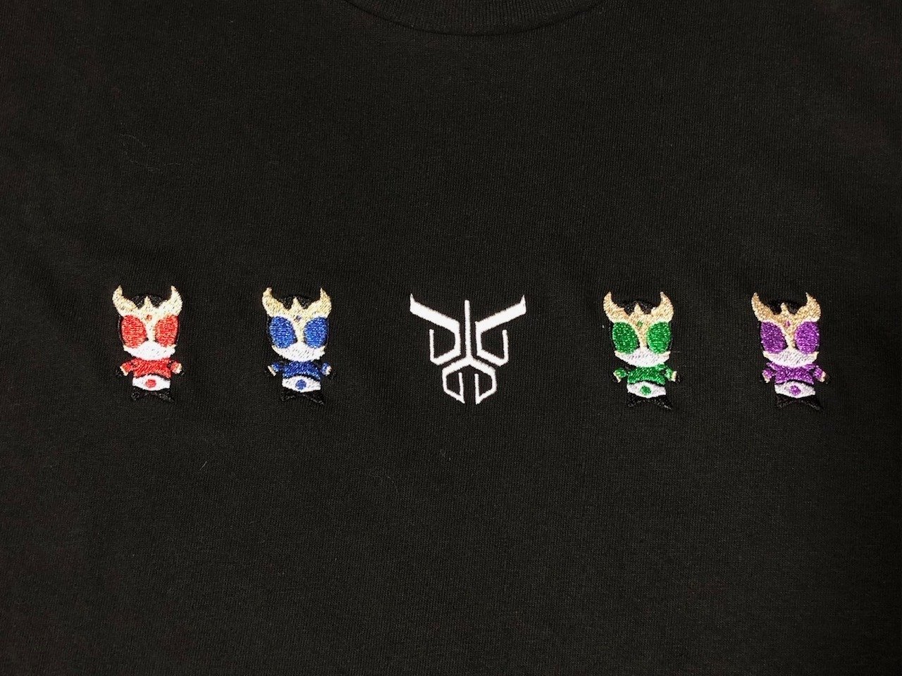 Tシャツに仮面ライダークウガを刺繍してみた｜有限会社カワシマ