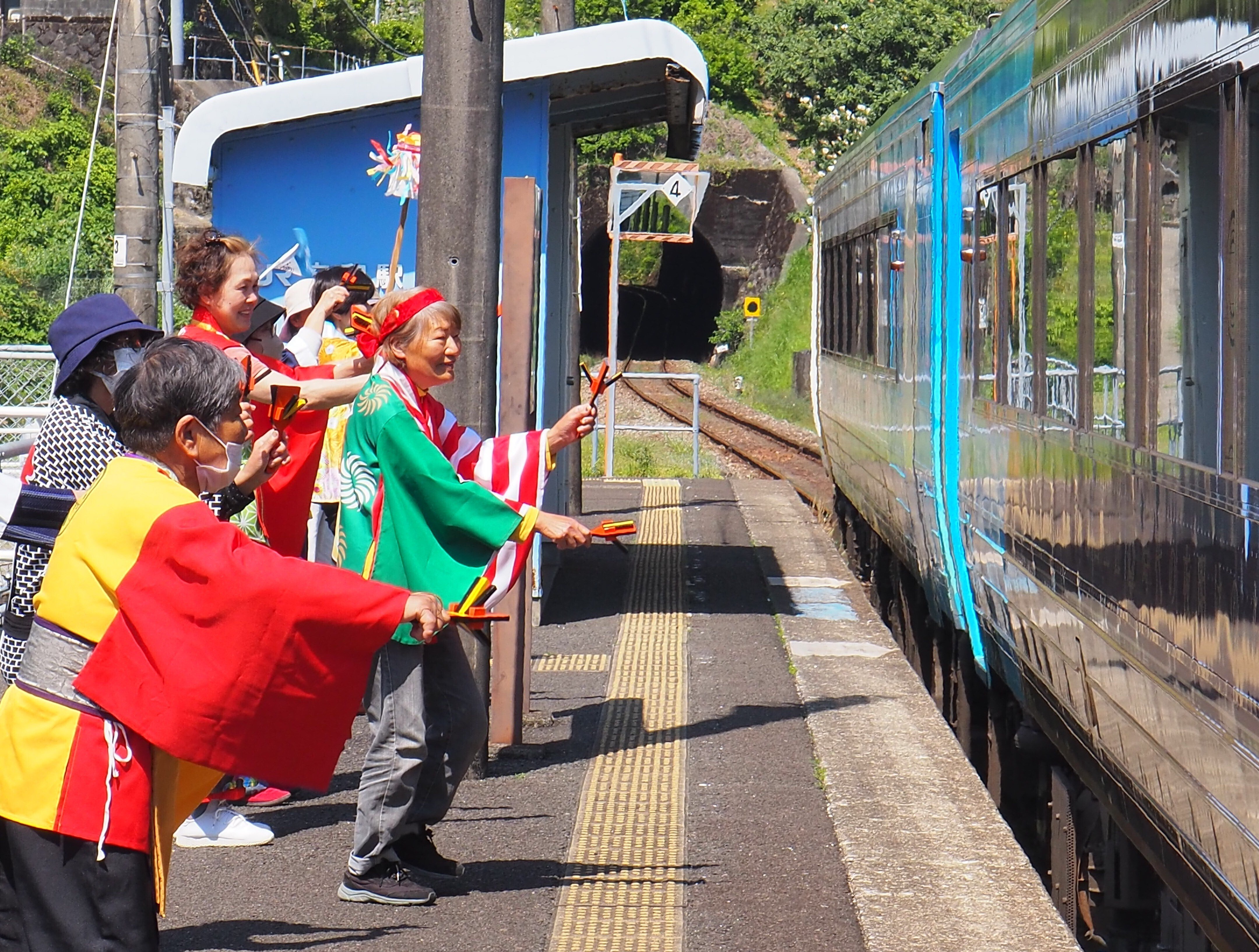 高知県須崎市の「海が見える駅」恋人たちの聖地で太平洋に抱かれる