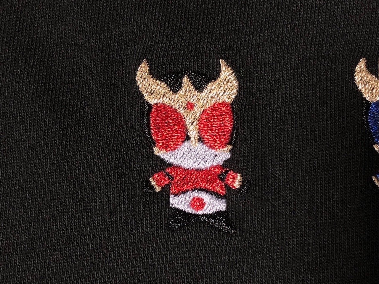 Tシャツに仮面ライダークウガを刺繍してみた｜有限会社カワシマ