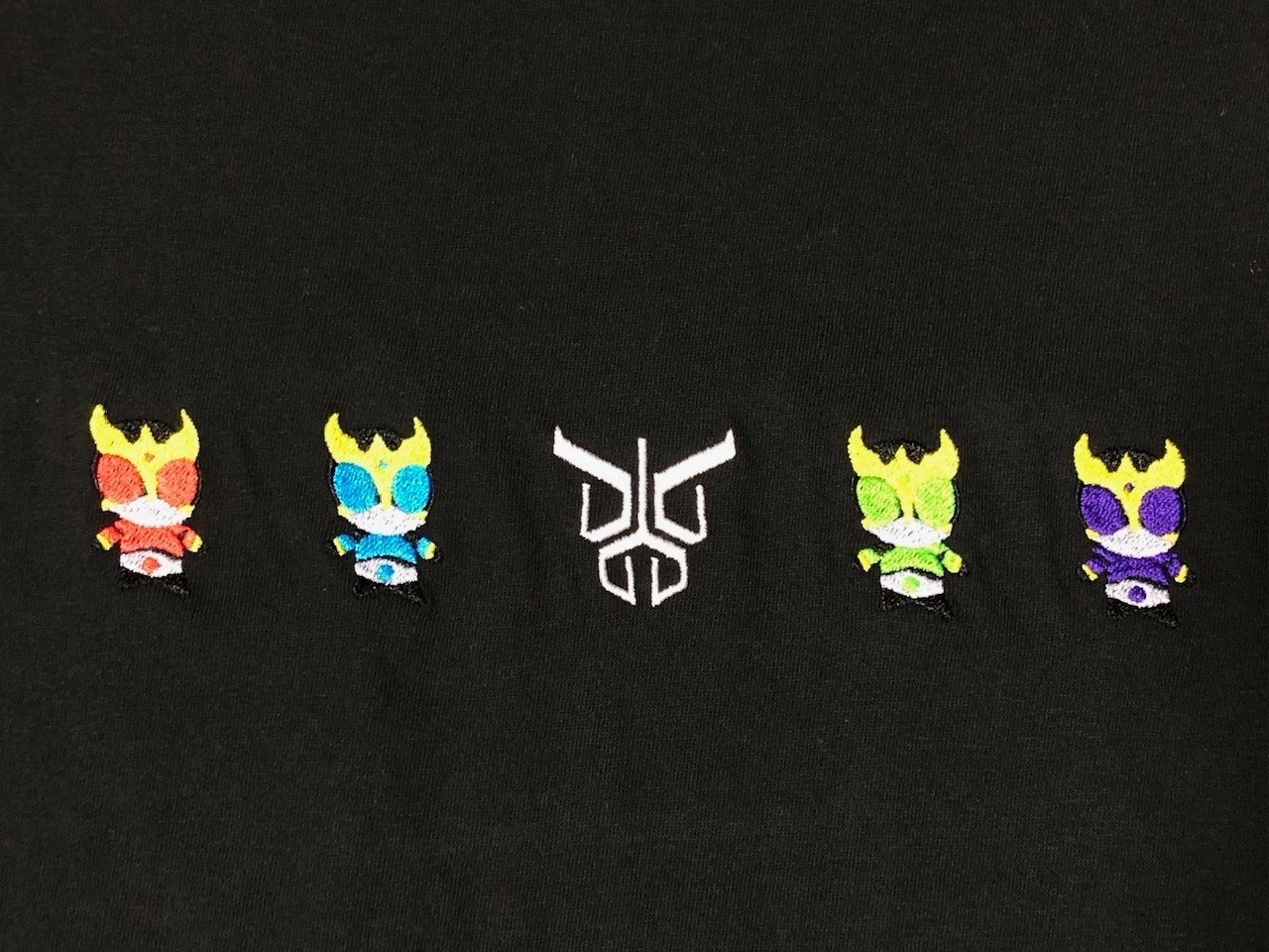 Tシャツに仮面ライダークウガを刺繍してみた｜有限会社カワシマ