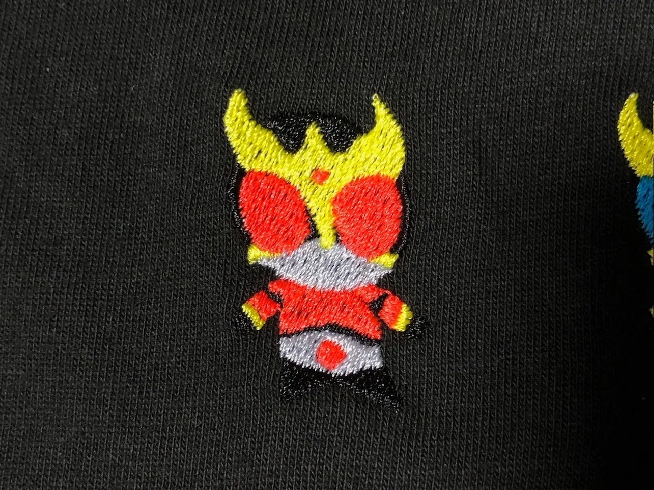 Tシャツに仮面ライダークウガを刺繍してみた｜有限会社カワシマ