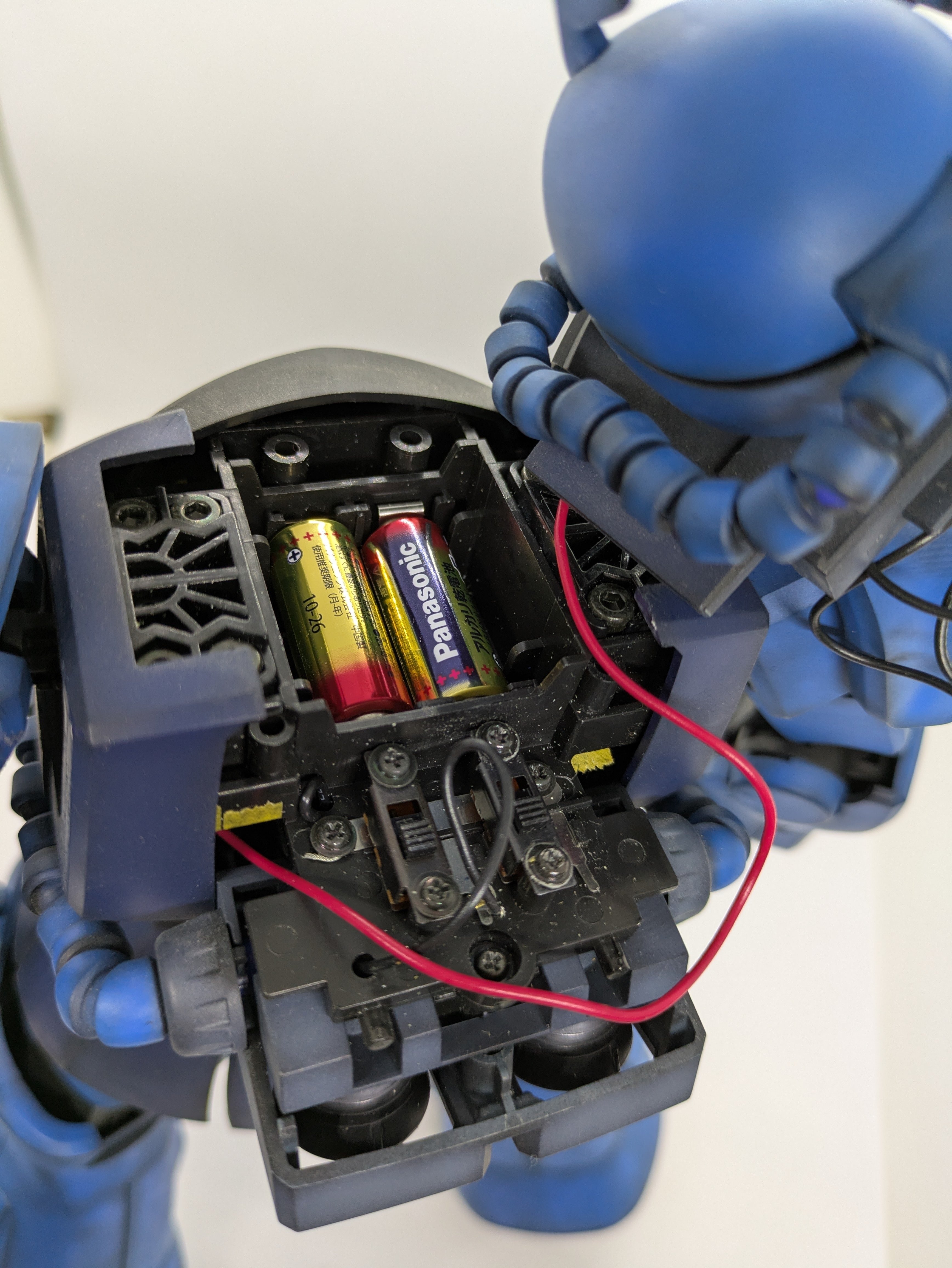 HY2M グフ 1/60 哀戦士 ランバラル グフ カラー塗装 サーベルLED化 HY2M グフ 1/60 哀戦士 ランバラル グフ カラー塗装 サーベルLED