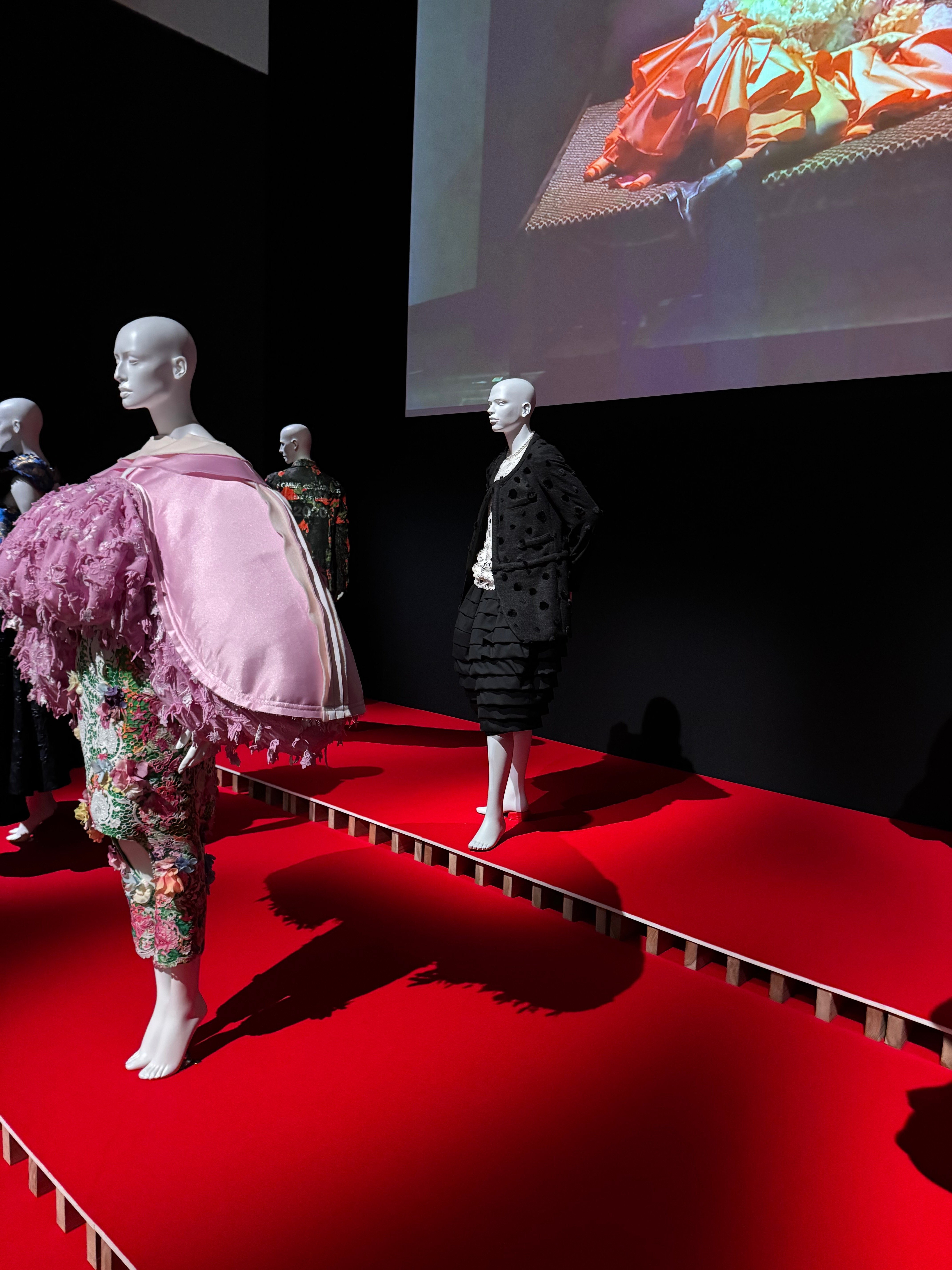 変な服がいっぱい見れる！が、展示案内とかわけわからん