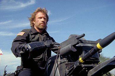 土台のコンクリ乾いてねえのに、もう玄関ドア吊ろうとしてんじゃねえよ