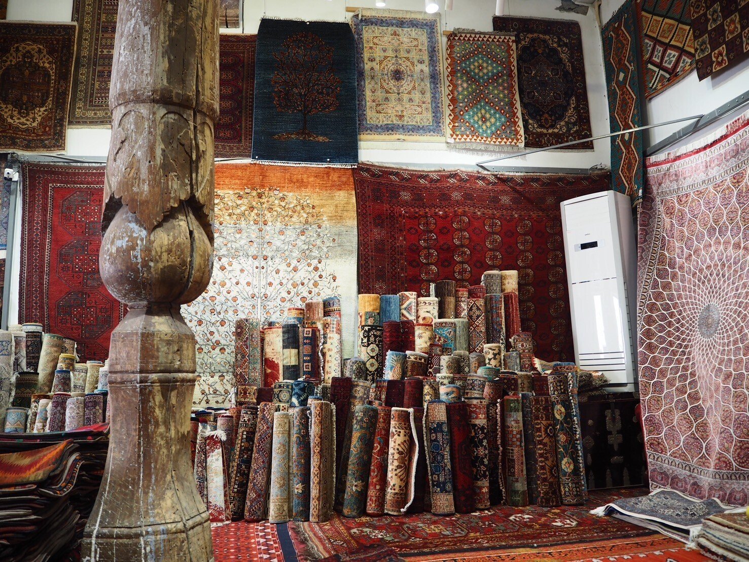 ウズベキスタン ブハラで本気の絨毯探し｜ひざピーポー