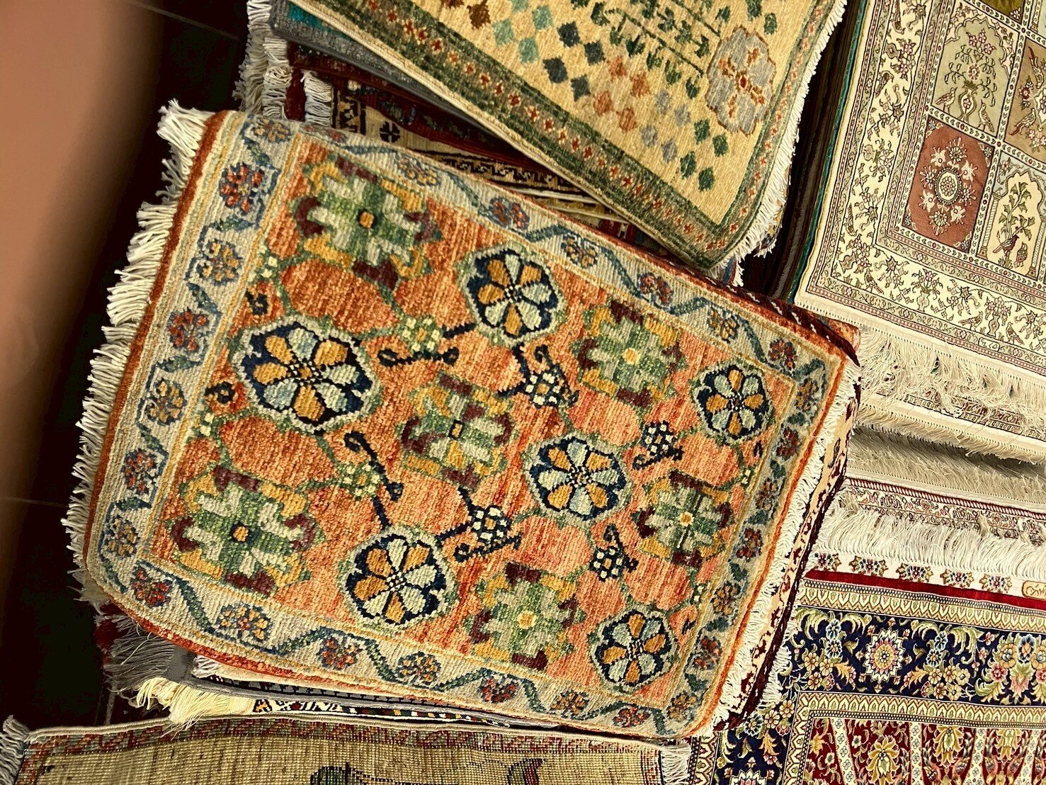 ウズベキスタン ブハラで本気の絨毯探し｜ひざピーポー