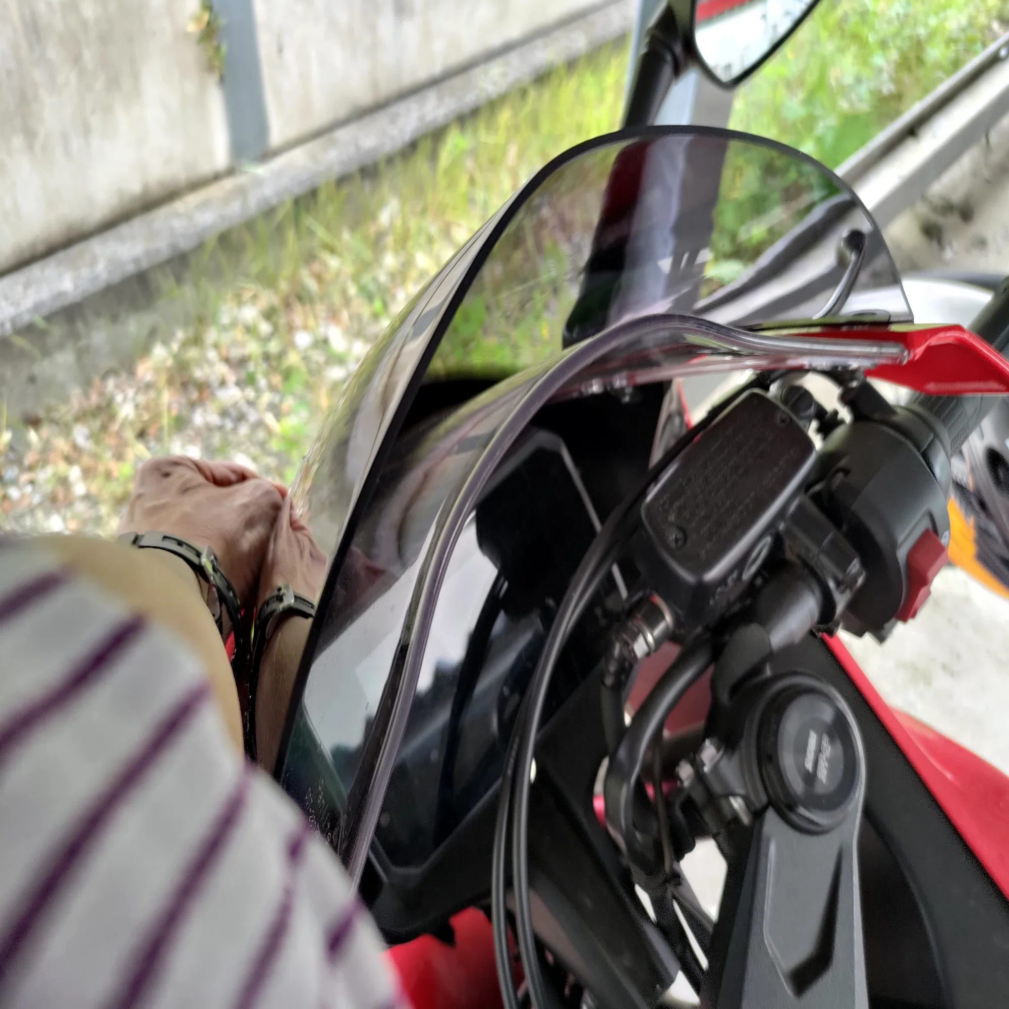 0529】ホンダCBR650Rのウインドスクリーンをハイウインドタイプのもの 
