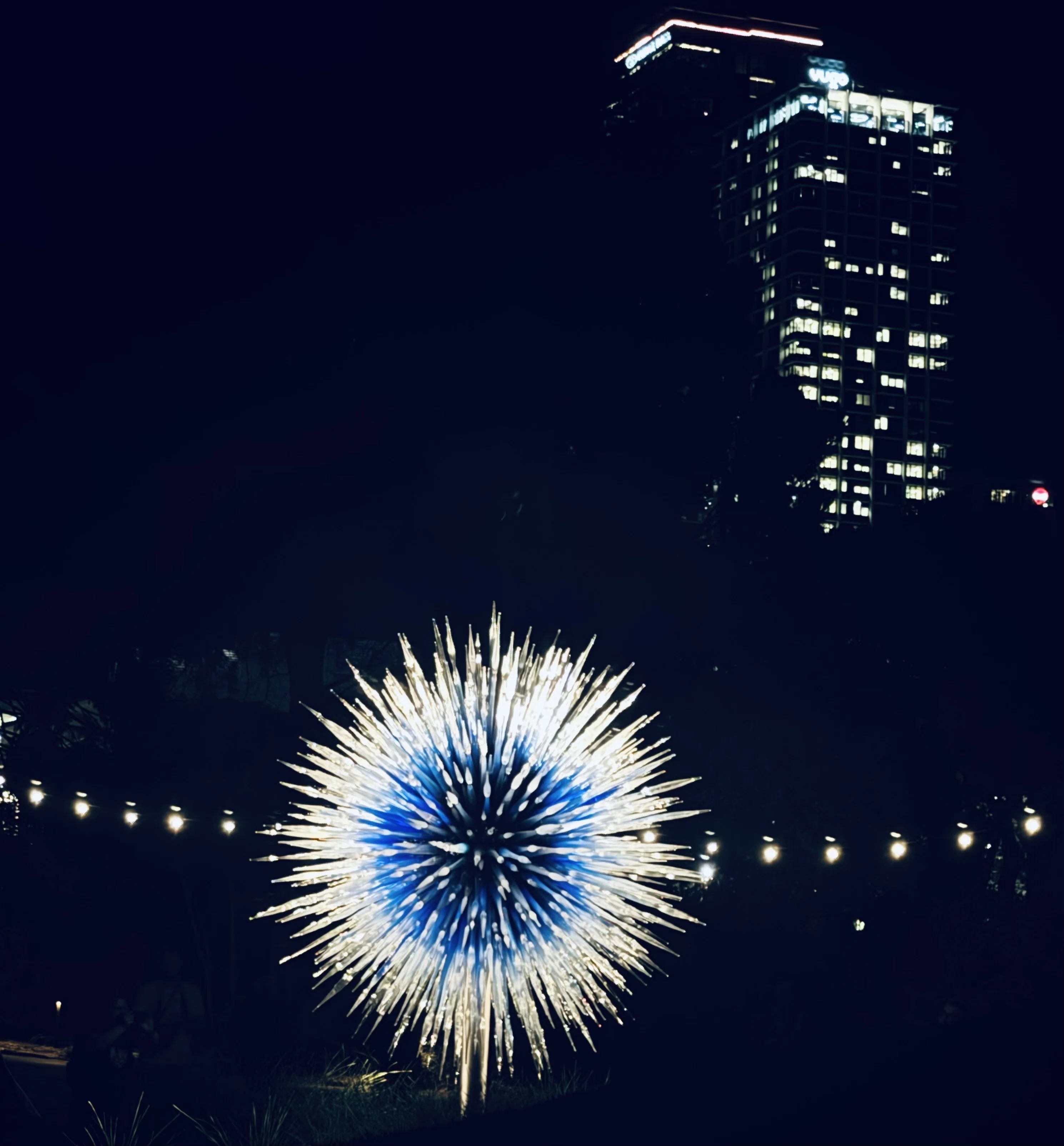 人間国宝チフーリの「ガラスアート・ガーデン」夜の風景とアデレードの