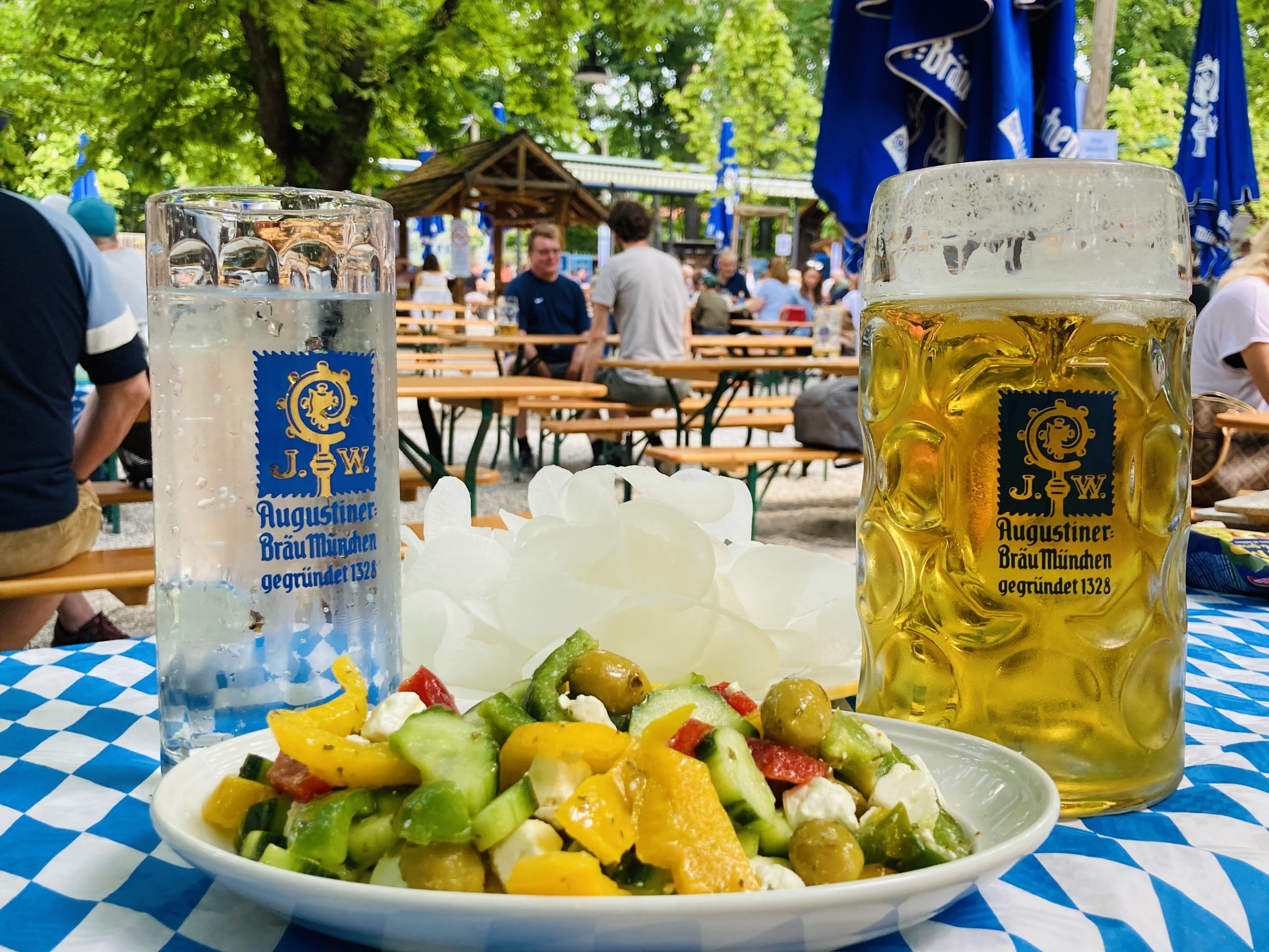 ドイツの高級ビールだと思って注文したら｜世界の人に聞いてみた