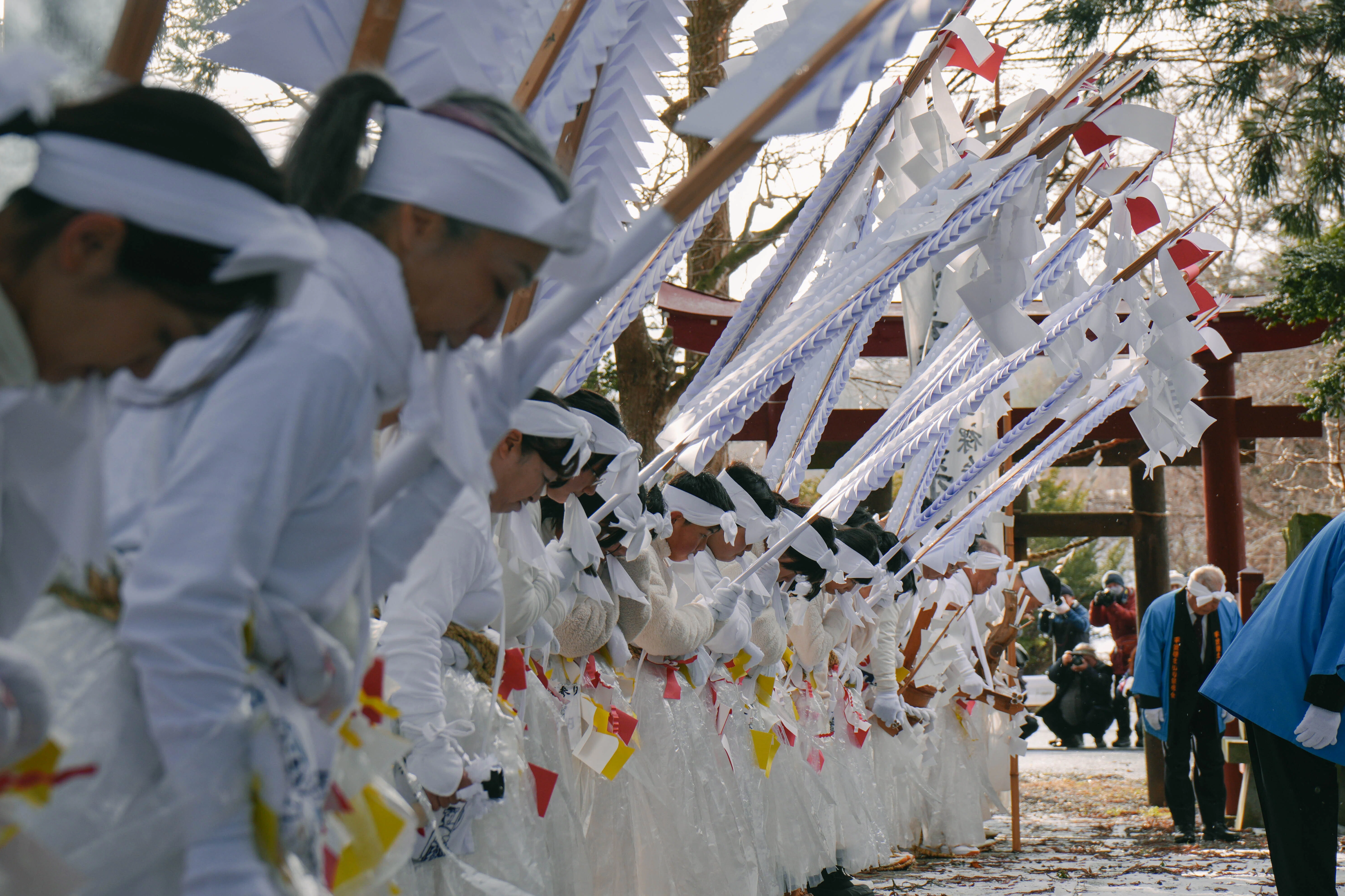 雪原を歩く女性による平笠裸参り｜写真とお祭り旅 / ミスミタクマ
