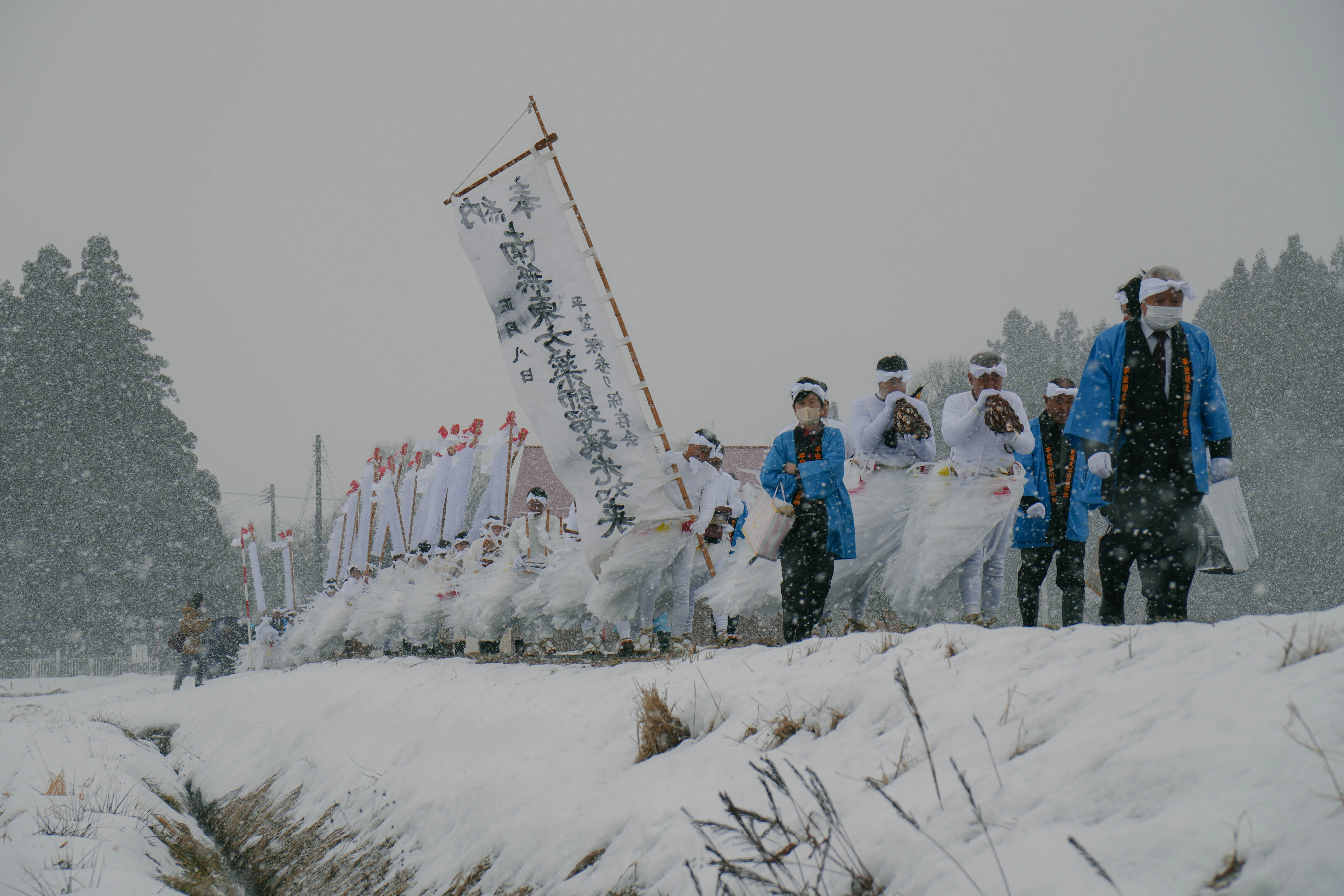 額入り写真裸体&祇園祭(おまけ) 雪原を歩く女性による平笠裸参り｜写真とお祭り旅 / ミスミタクマ