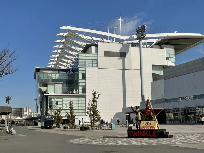 大井競馬場L-WINGを横から望む